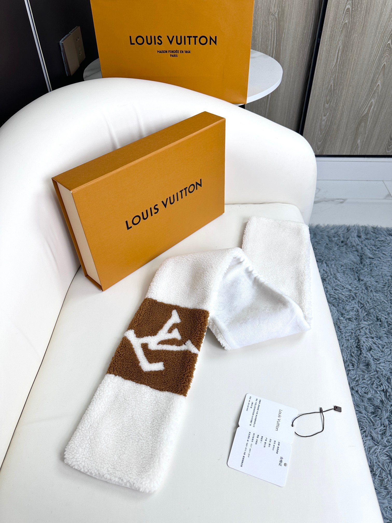 [TOP] Louis Vuitton LV Shearling Scarf 110x17cm - White