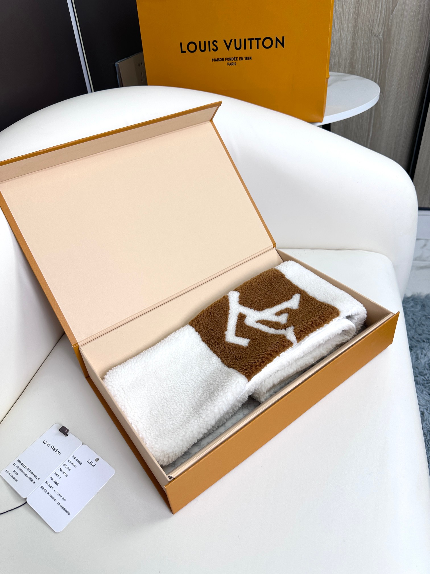 [TOP] Louis Vuitton LV Shearling Scarf 110x17cm - White