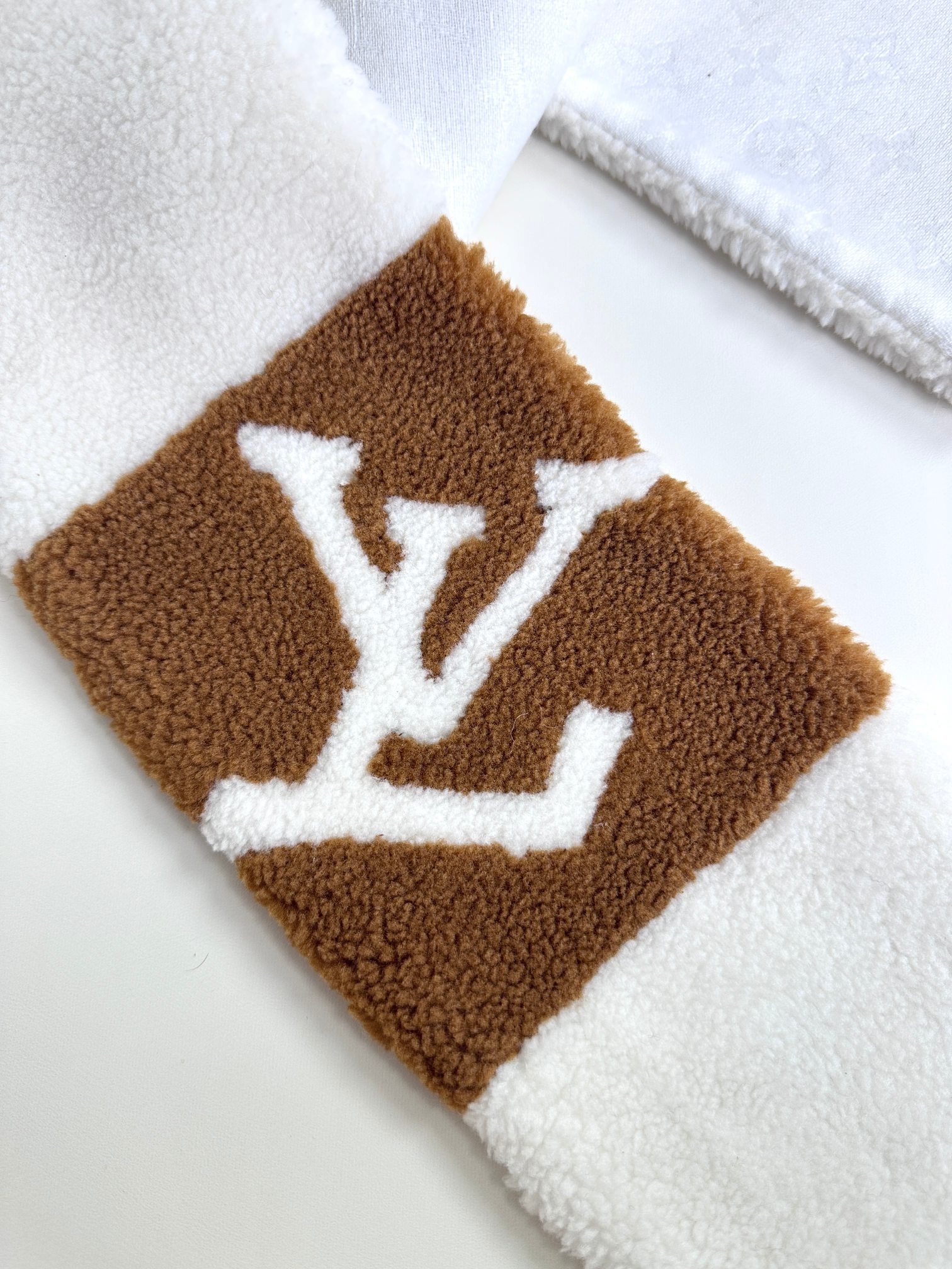 [TOP] Louis Vuitton LV Shearling Scarf 110x17cm - White