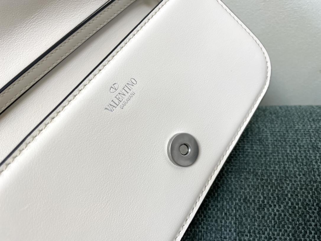 [TOP] VALENTINO Loco Bag with Star Diamond Buckle 20x11x5cm/27x13x6cm - White