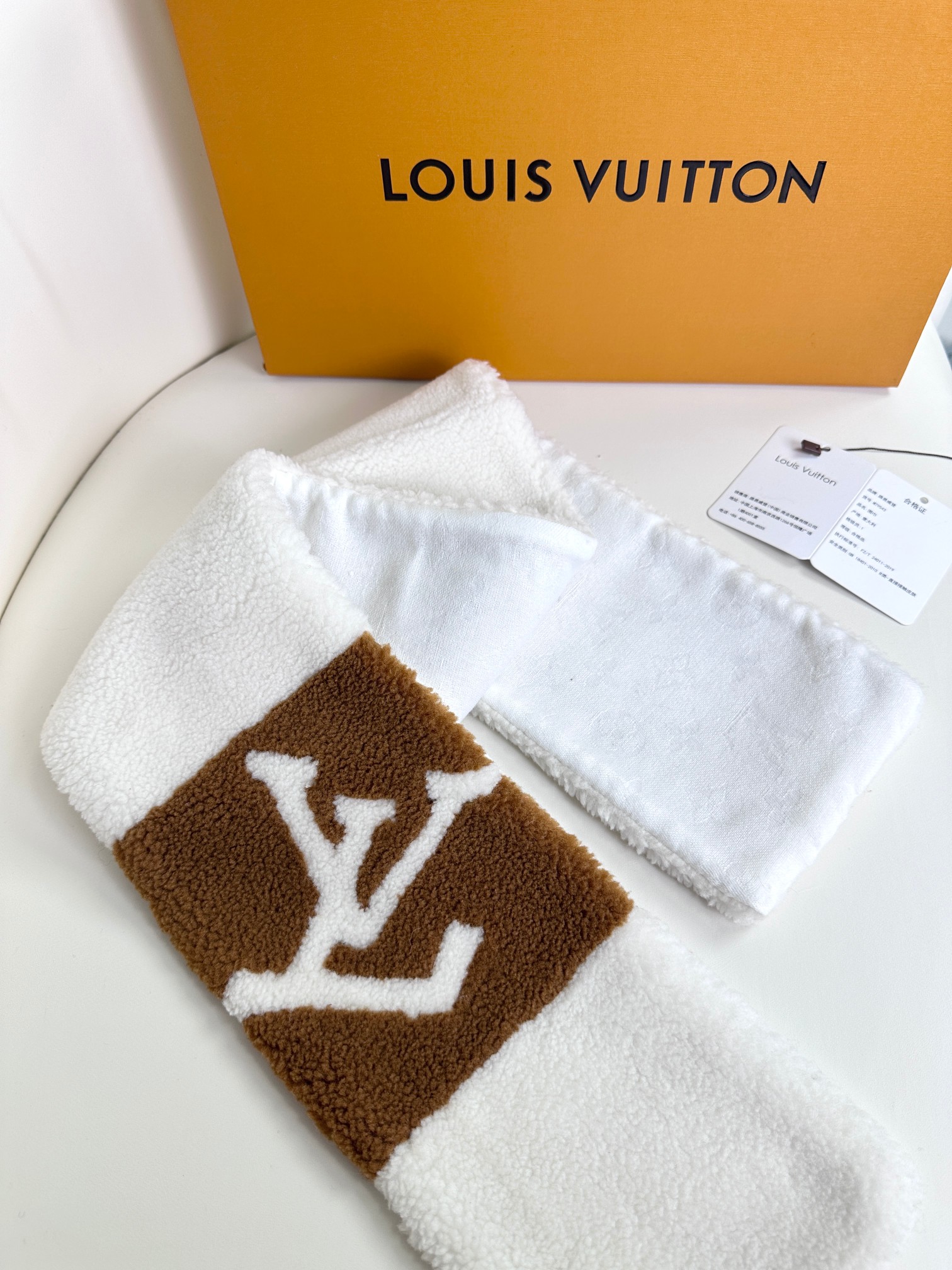 [TOP] Louis Vuitton LV Shearling Scarf 110x17cm - White