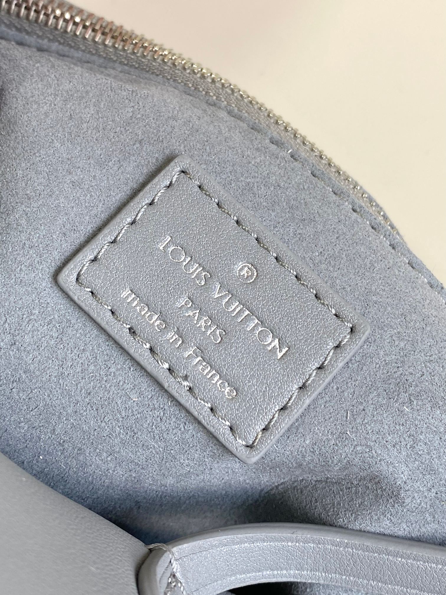 [TOP] Louis Vuitton LV  Carryall Dark MM Bag 39 x 30 x 15 cm -Grey