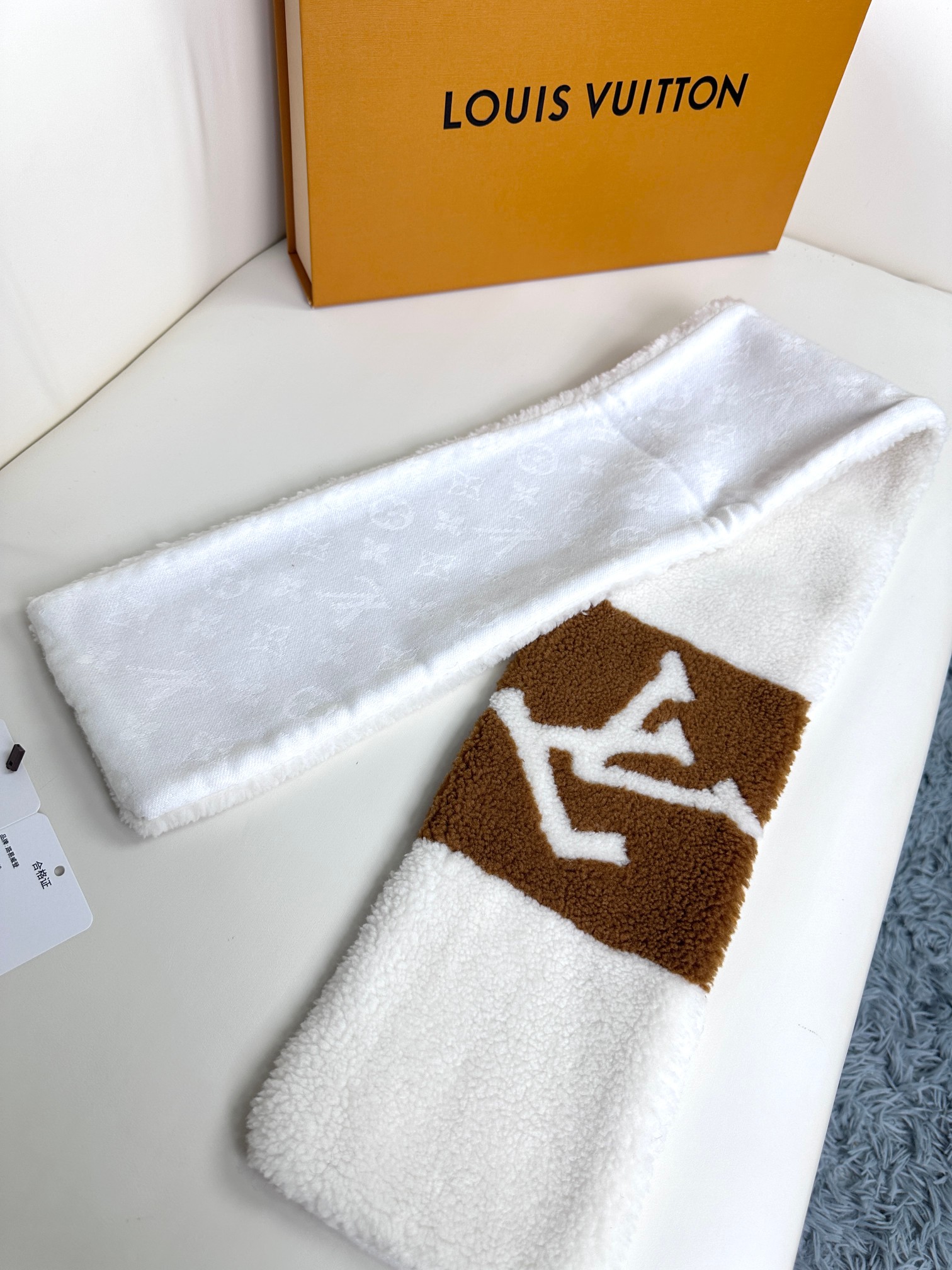 [TOP] Louis Vuitton LV Shearling Scarf 110x17cm - White