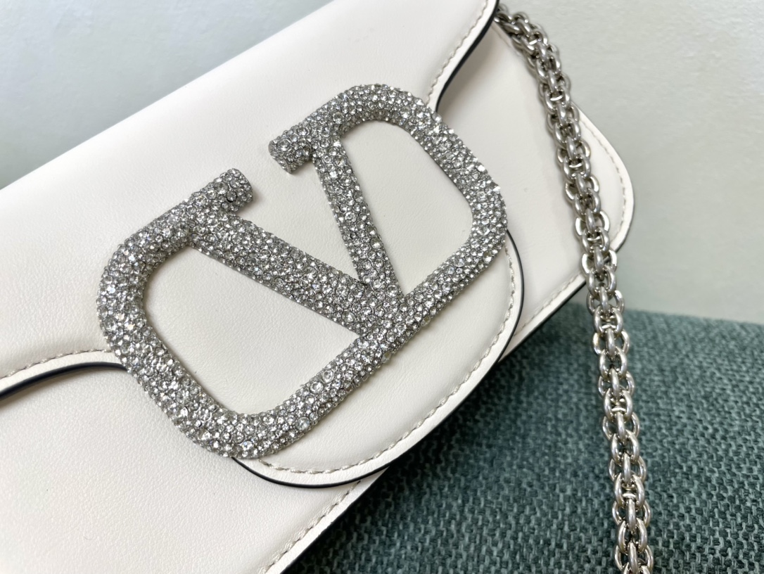 [TOP] VALENTINO Loco Bag with Star Diamond Buckle 20x11x5cm/27x13x6cm - White