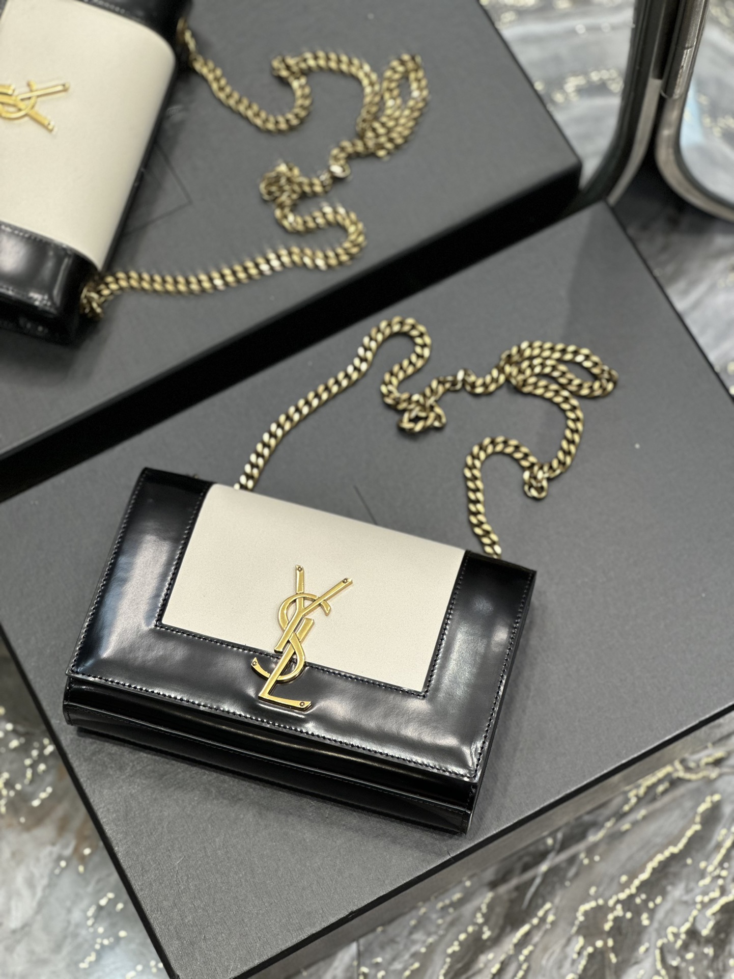 [TOP] Yves Saint Laurent YSL Kate Bag 20x13.5x6cm - Black and White