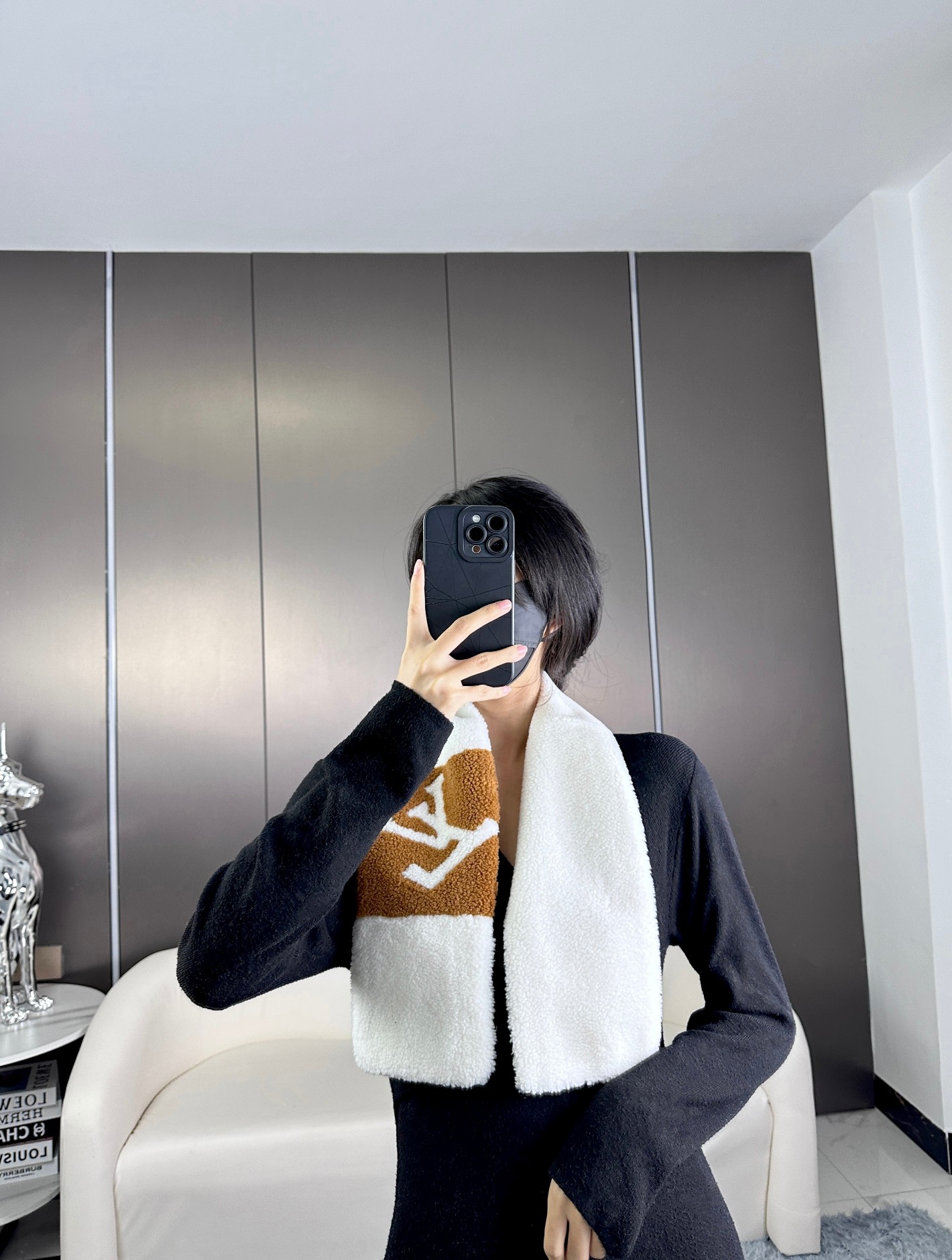 [TOP] Louis Vuitton LV Shearling Scarf 110x17cm - White