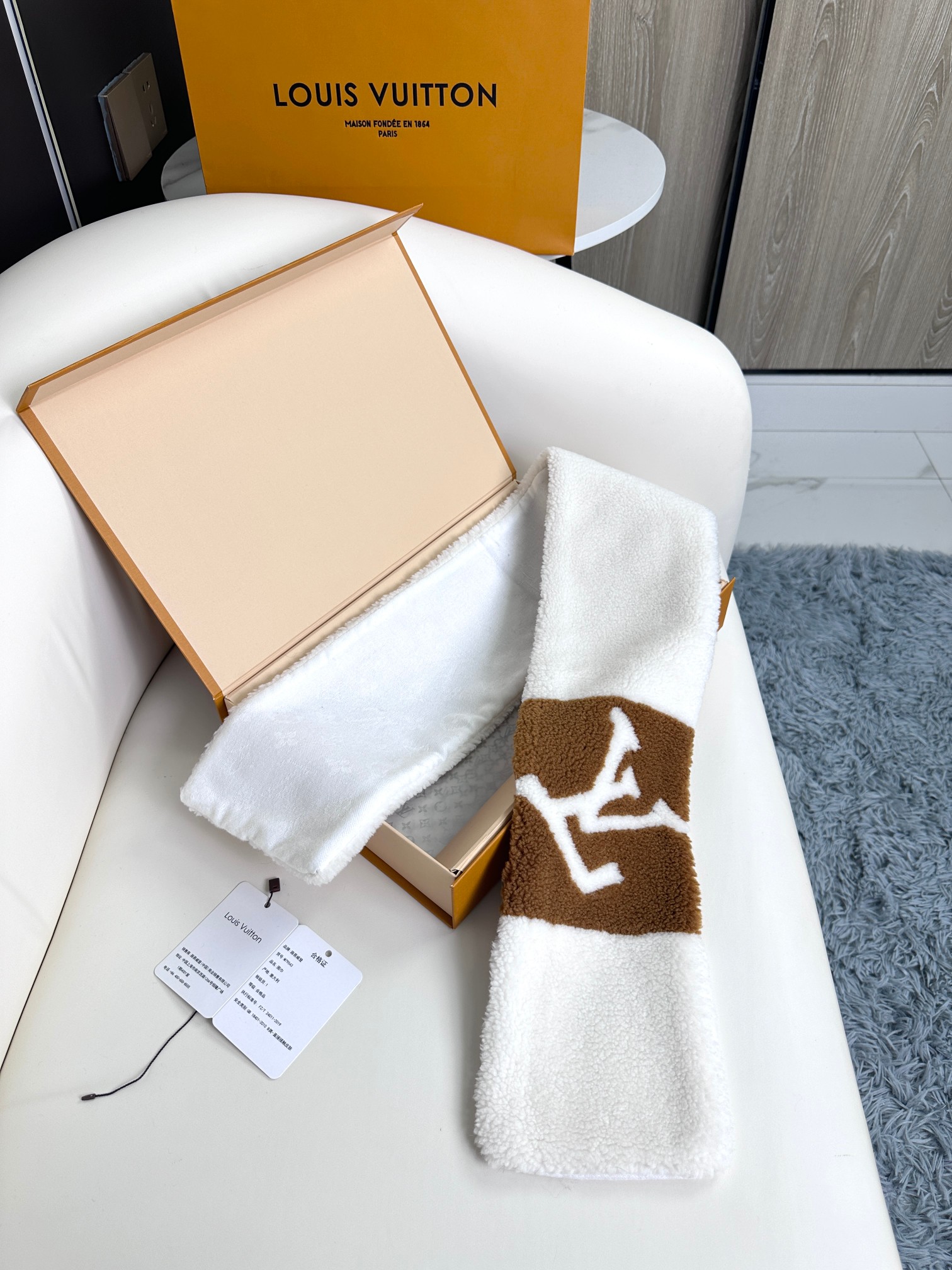 [TOP] Louis Vuitton LV Shearling Scarf 110x17cm - White