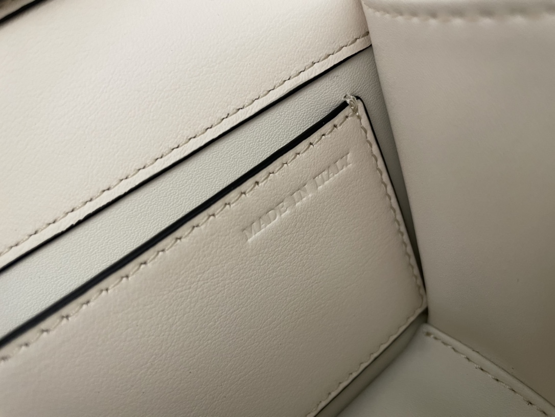 [TOP] VALENTINO Loco Bag with Star Diamond Buckle 20x11x5cm/27x13x6cm - White