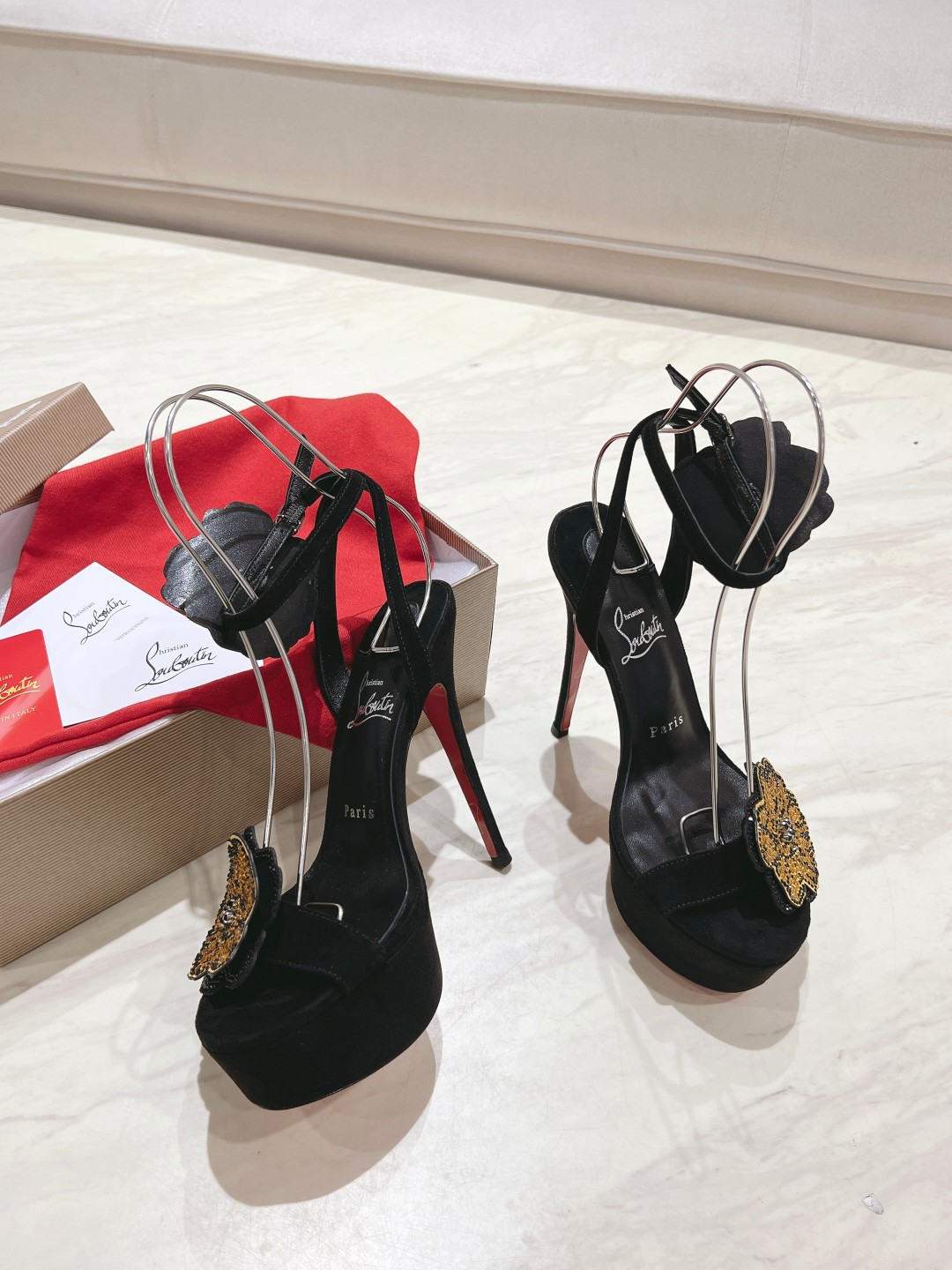 [TOP] Christian Louboutin Crystal Flower High Heels Pumps - Black