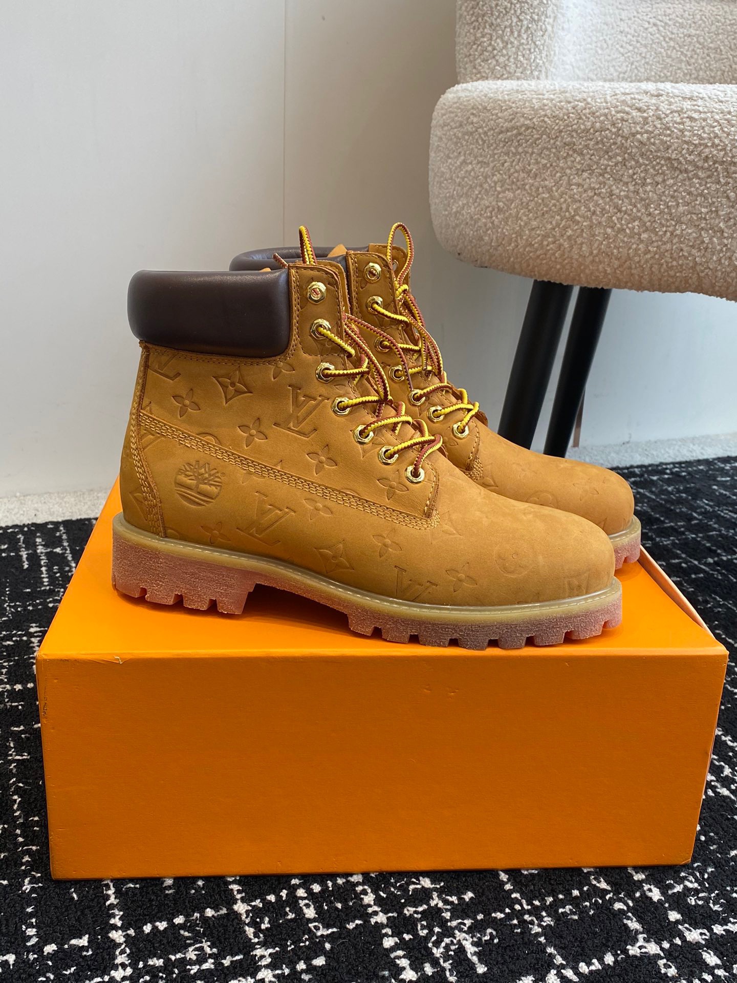 [TOP] Louis Vuitton x Timberland Men's Short Boots - Brown