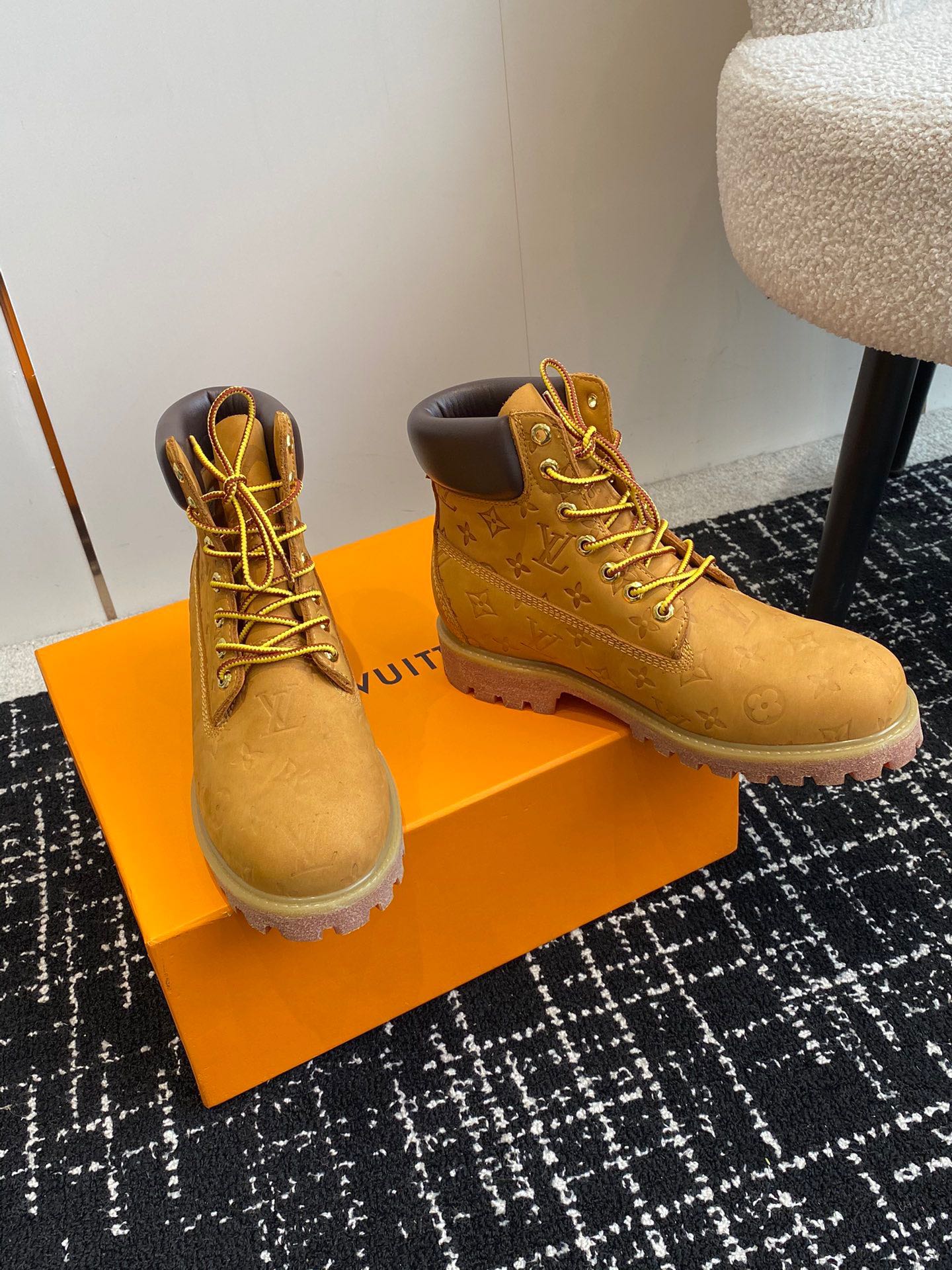 [TOP] Louis Vuitton x Timberland Men's Short Boots - Brown