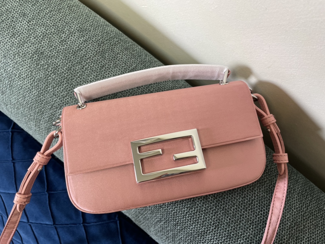 [TOP] FENDI Baguette Phone Pouch Bag 19x14x4 CM- 2 Colors