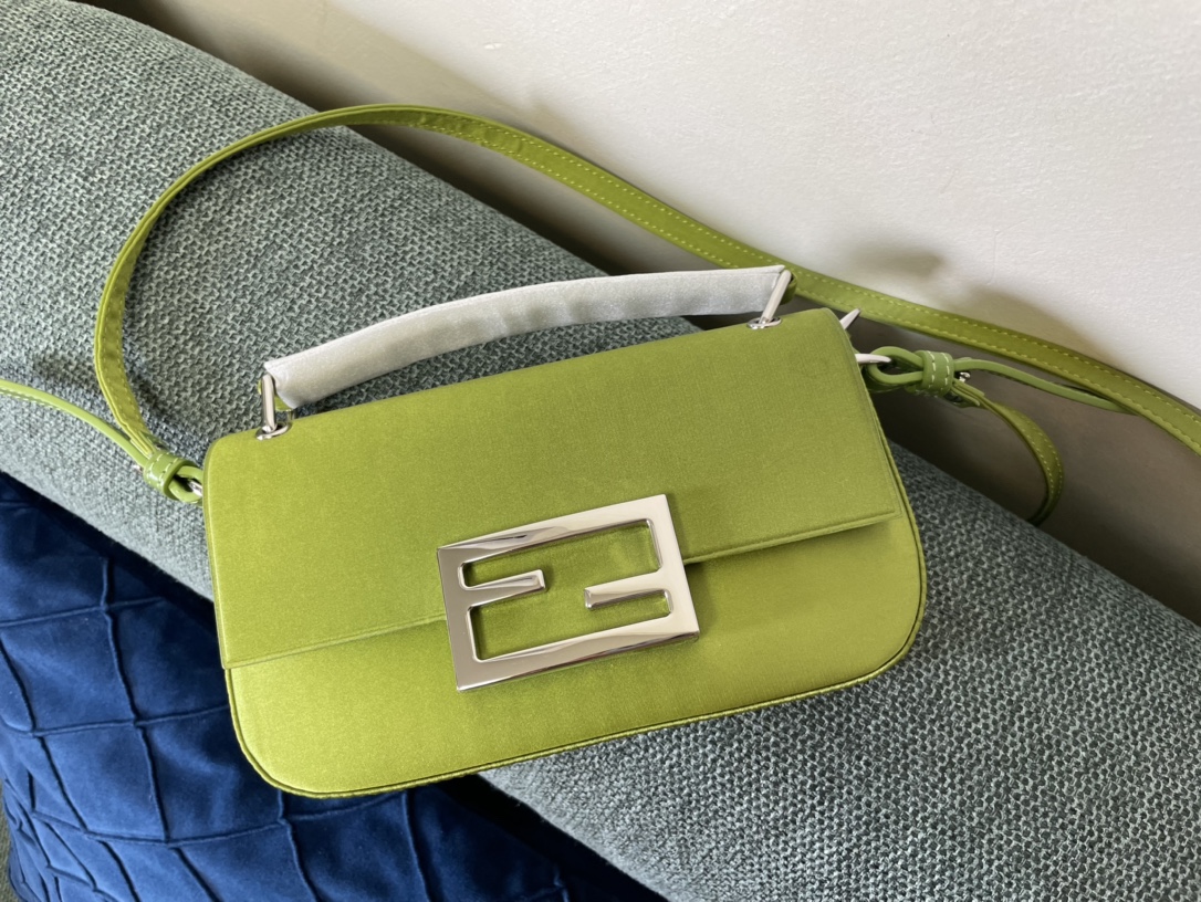 [TOP] FENDI Baguette Phone Pouch Bag 19x14x4 CM- 2 Colors