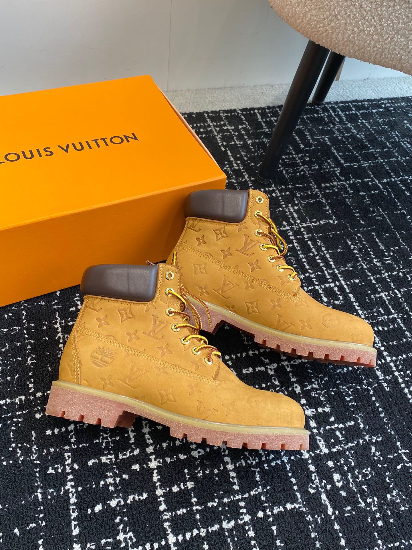[TOP] Louis Vuitton x Timberland Men's Short Boots - Brown