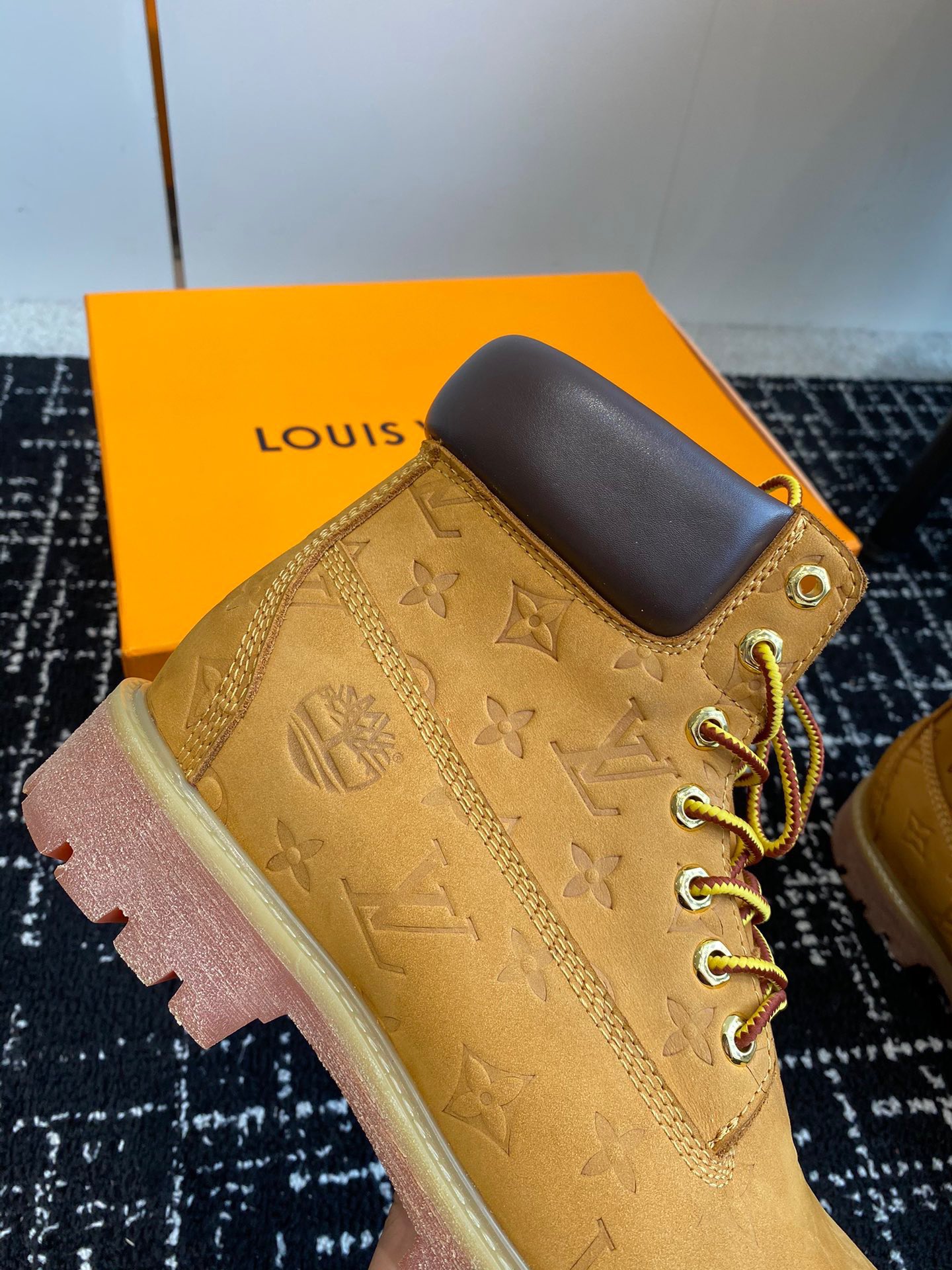 [TOP] Louis Vuitton x Timberland Men's Short Boots - Brown
