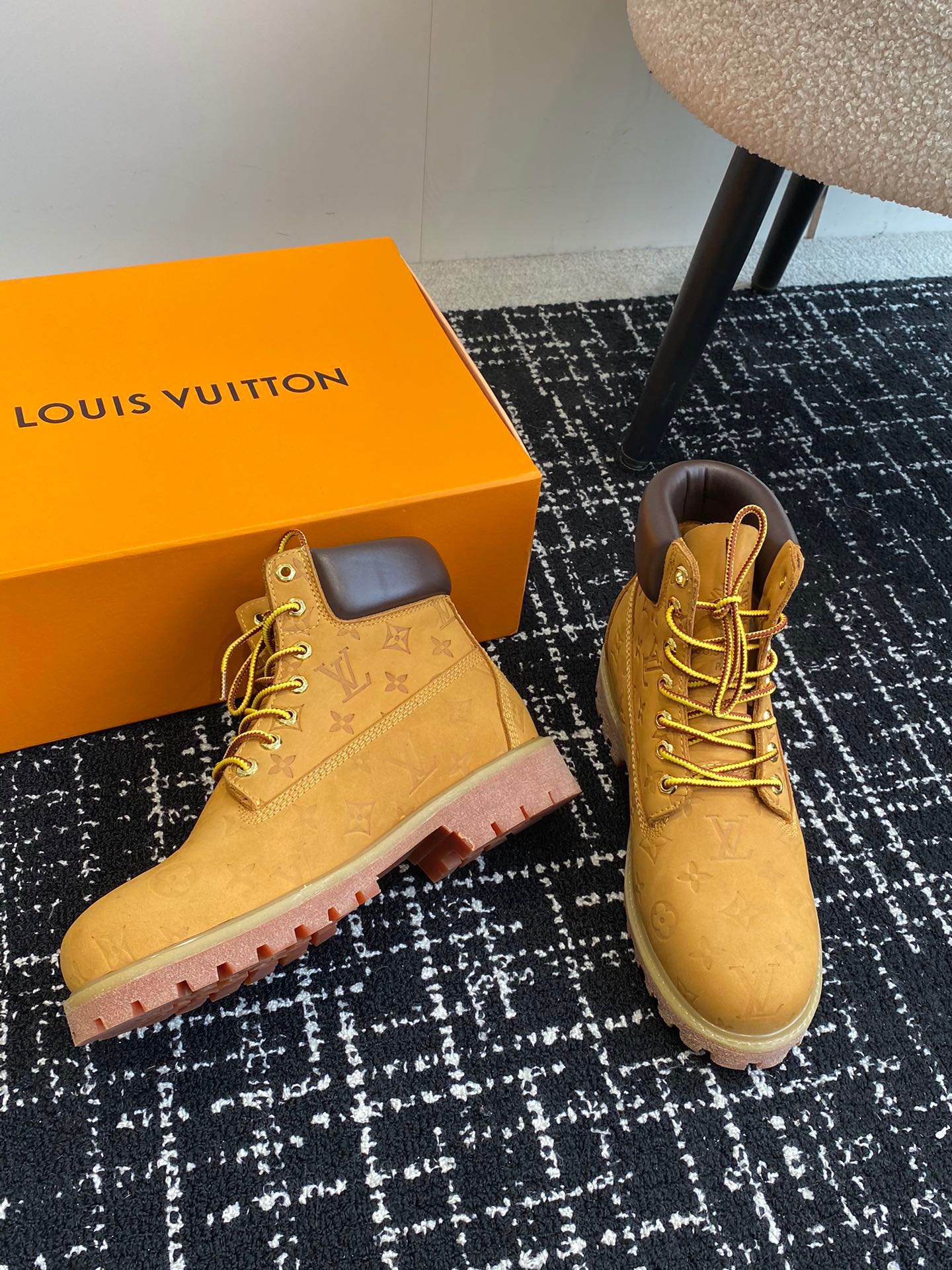 [TOP] Louis Vuitton x Timberland Men's Short Boots - Brown