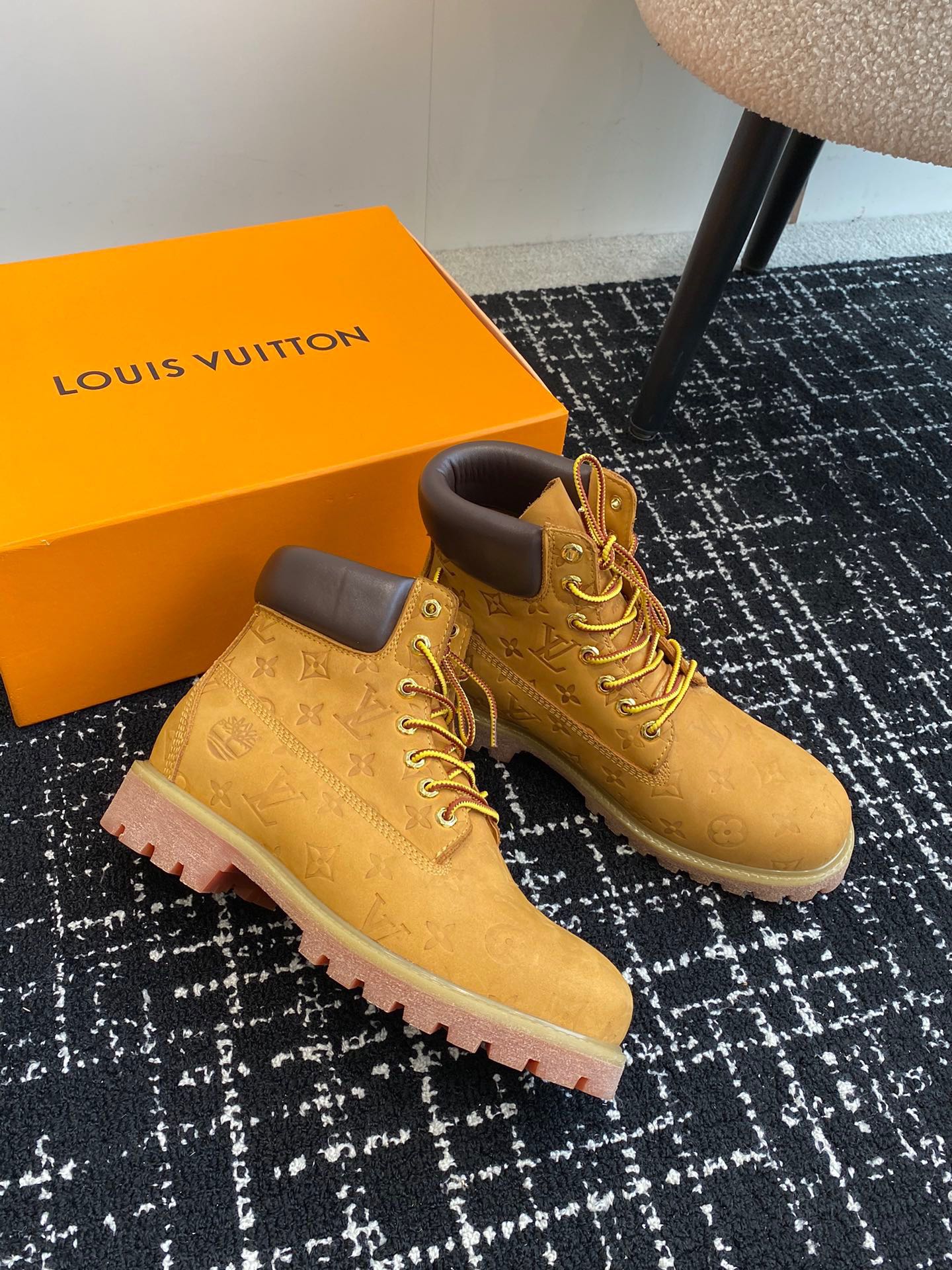 [TOP] Louis Vuitton x Timberland Men's Short Boots - Brown