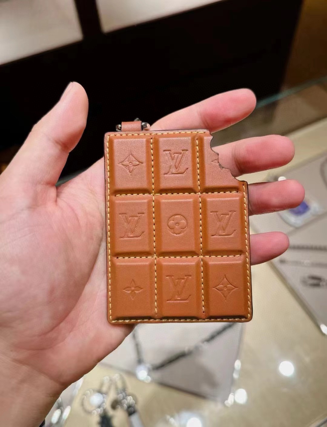 [TOP] Louis Vuitton LV Chocolate Key Chain
