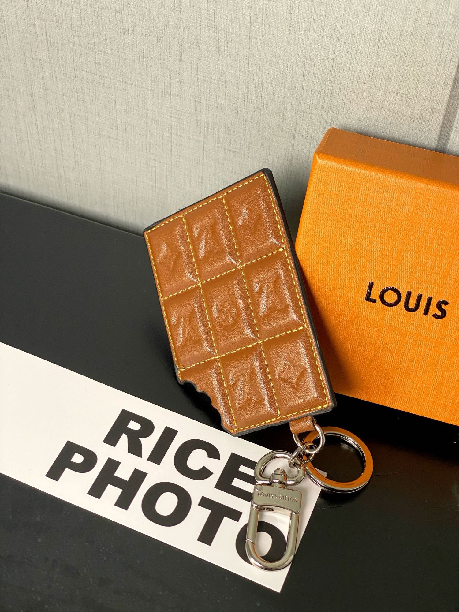 [TOP] Louis Vuitton LV Chocolate Key Chain
