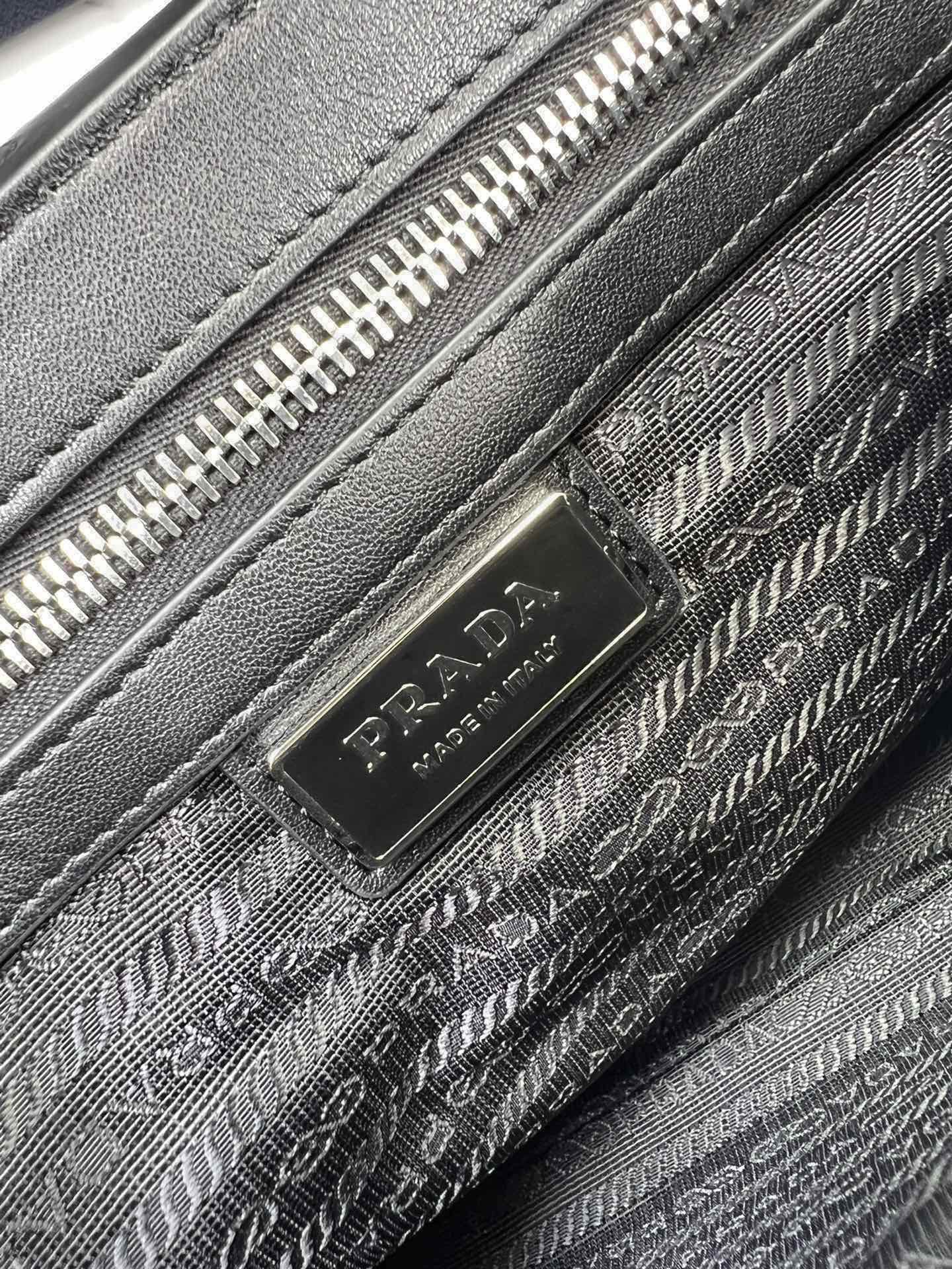 [Top] PRADA Cowhide Messenger Bag 19*16*5.5cm/26*18*6.5cm - 2 Colour