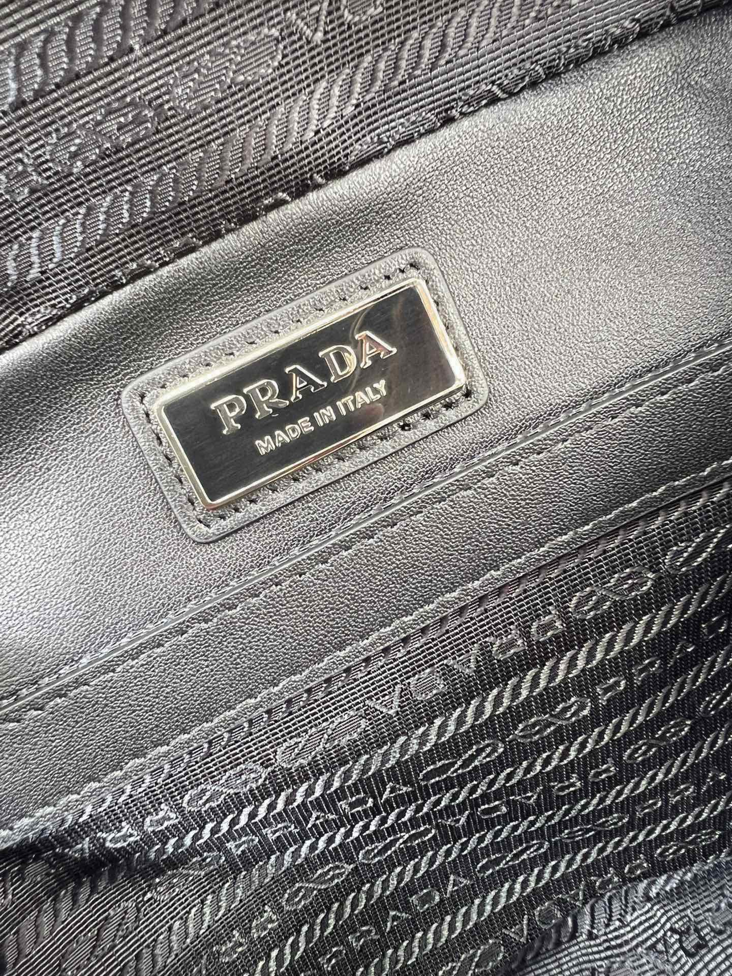 [Top] PRADA Cowhide Messenger Bag 19*16*5.5cm/26*18*6.5cm - 2 Colour