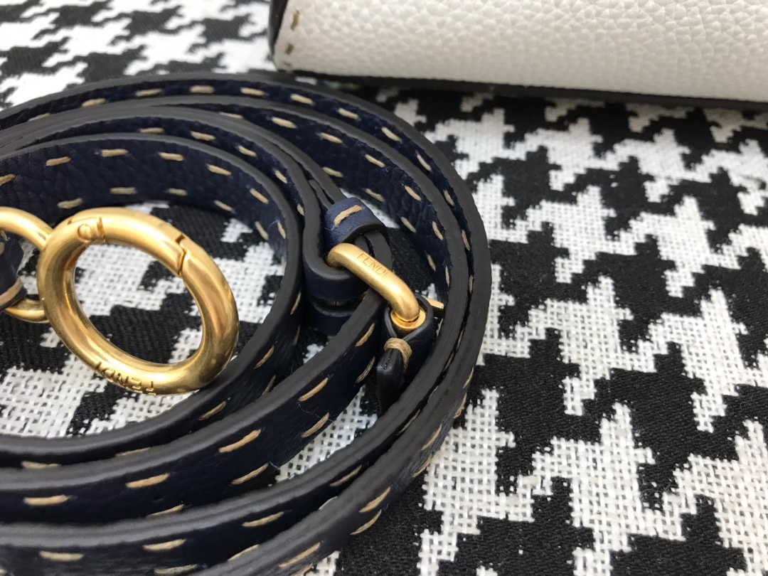 [TOP] FENDI Peekaboo Bag 23×12×18cm - White