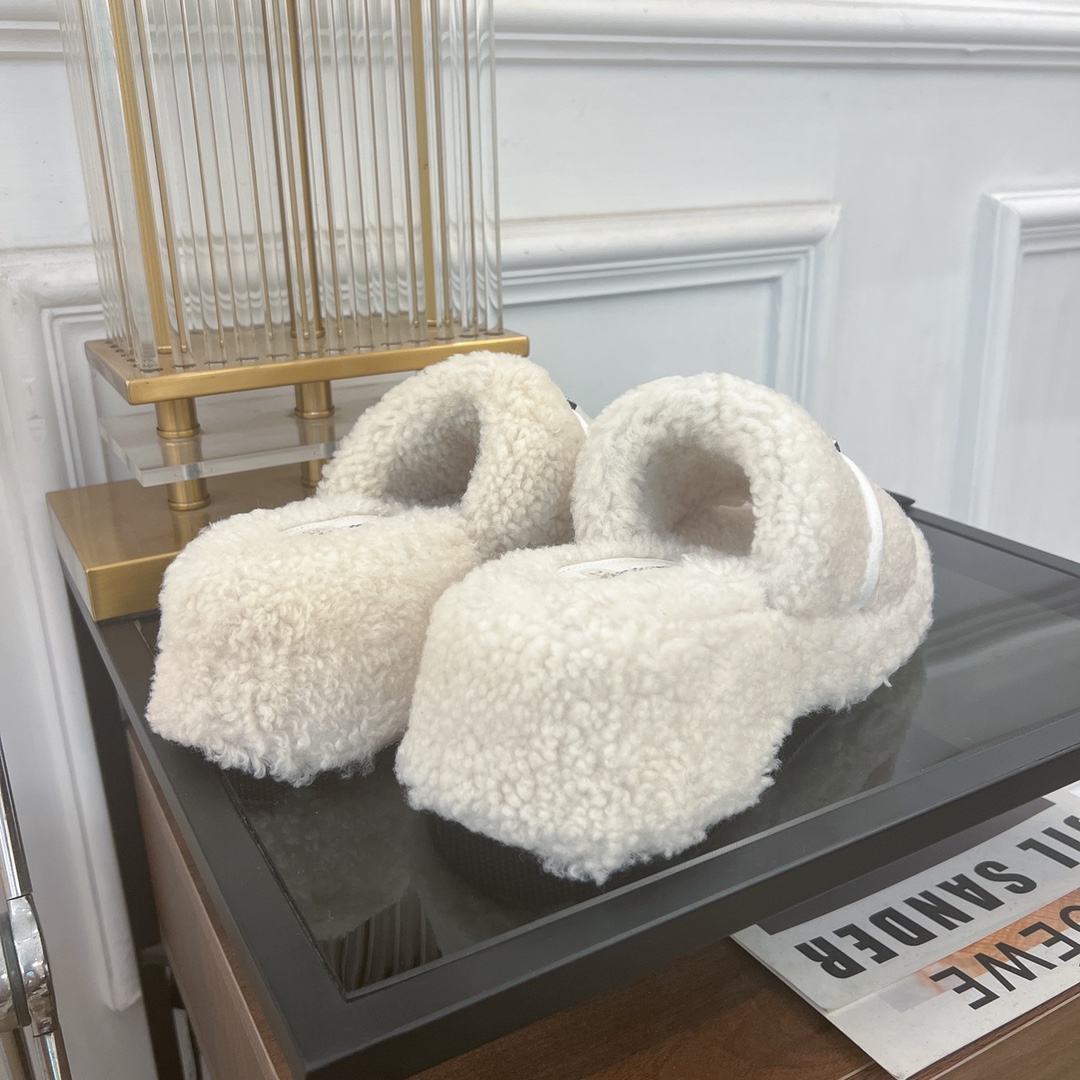 [TOP] Alexander McQueen Rhinestone Platform Thick-soled Furry Slippers - Black/White