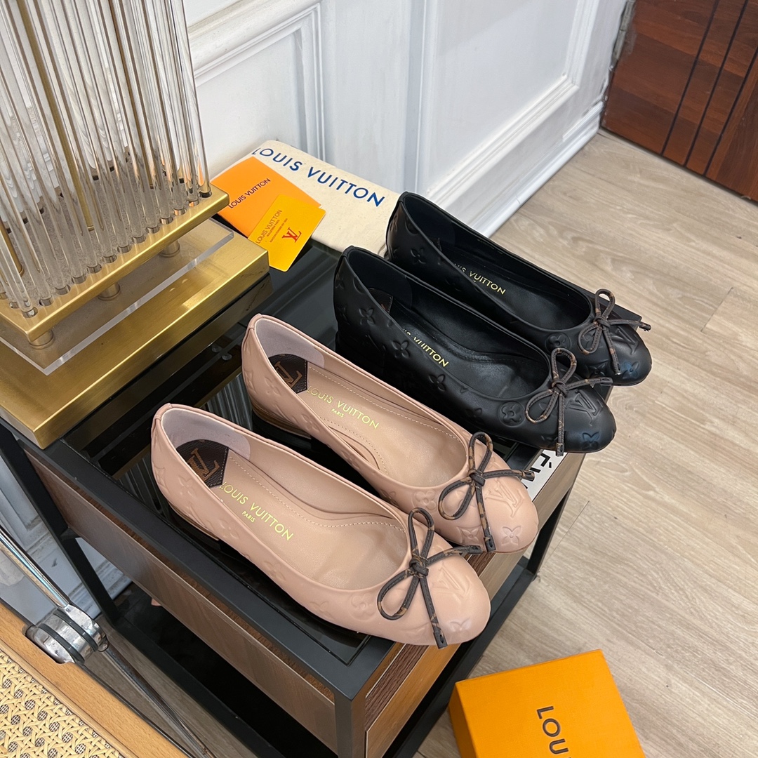 [TOP] Louis Vuitton LV Bow Embossed Logo Round Toe Flat Shoes - 2 Color