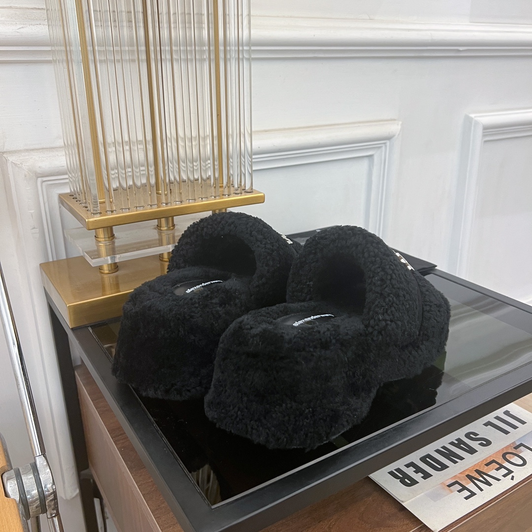 [TOP] Alexander McQueen Rhinestone Platform Thick-soled Furry Slippers - Black/White