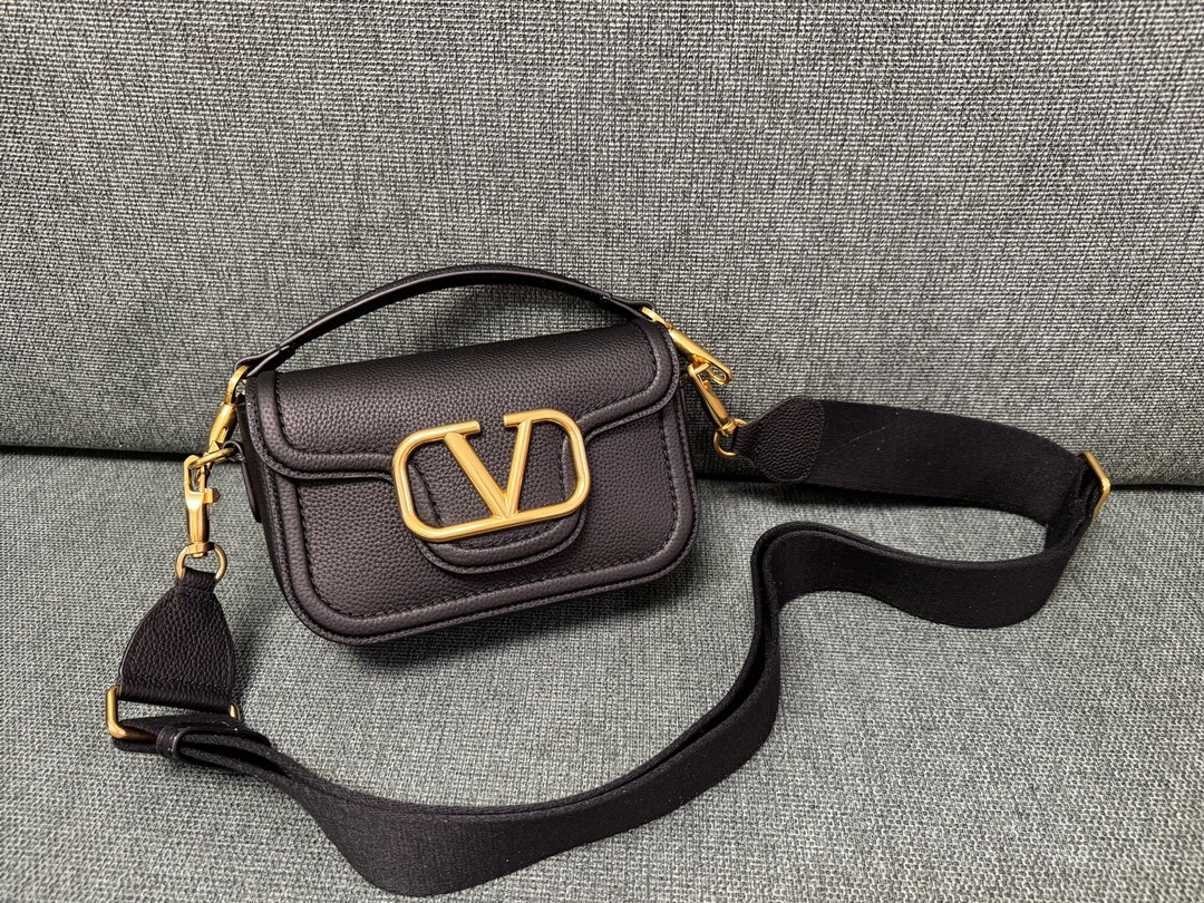 [TOP] VALENTINO Garavani Loco Bag Calfskin Handbag 23.5x 18x8cm - 4 Colour