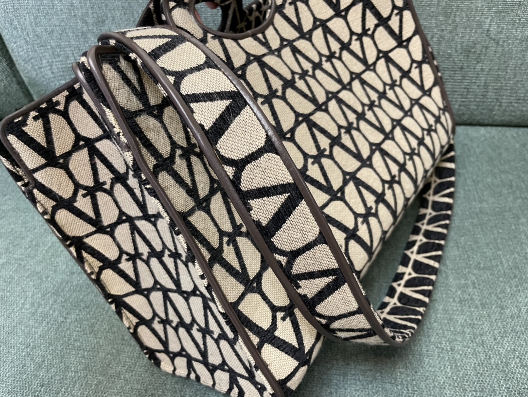 [TOP] VALENTINO Toile Lconographe Bags Sheepskin Tote Bag 40x25x17cm - 2 Colour