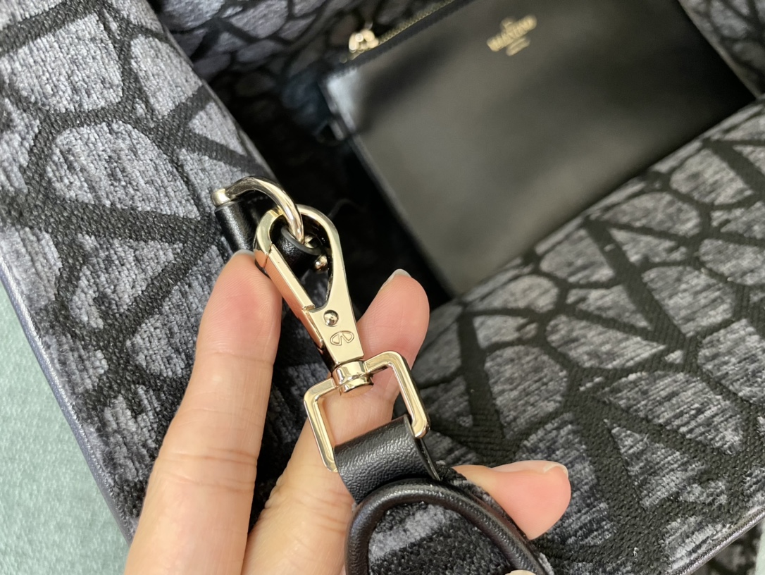 [TOP] VALENTINO Toile Lconographe Bags Sheepskin Tote Bag 40x25x17cm - 2 Colour