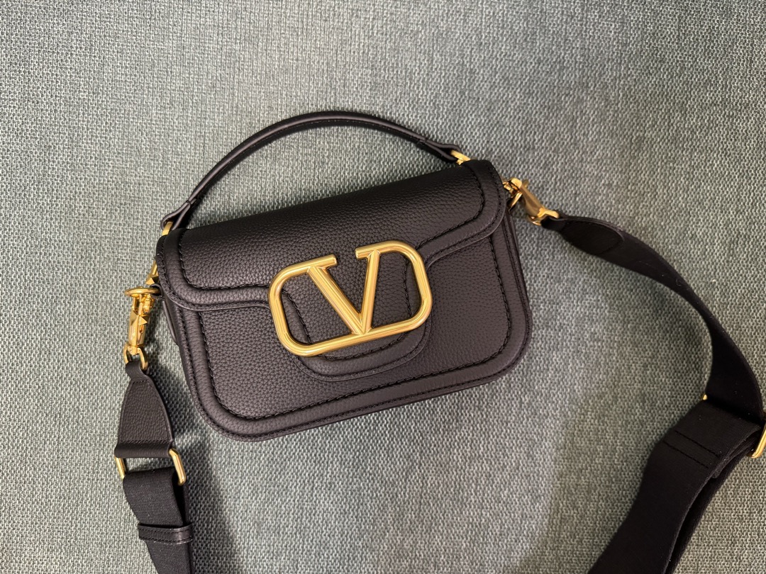 [TOP] VALENTINO Garavani Loco Bag Calfskin Handbag 23.5x 18x8cm - 4 Colour