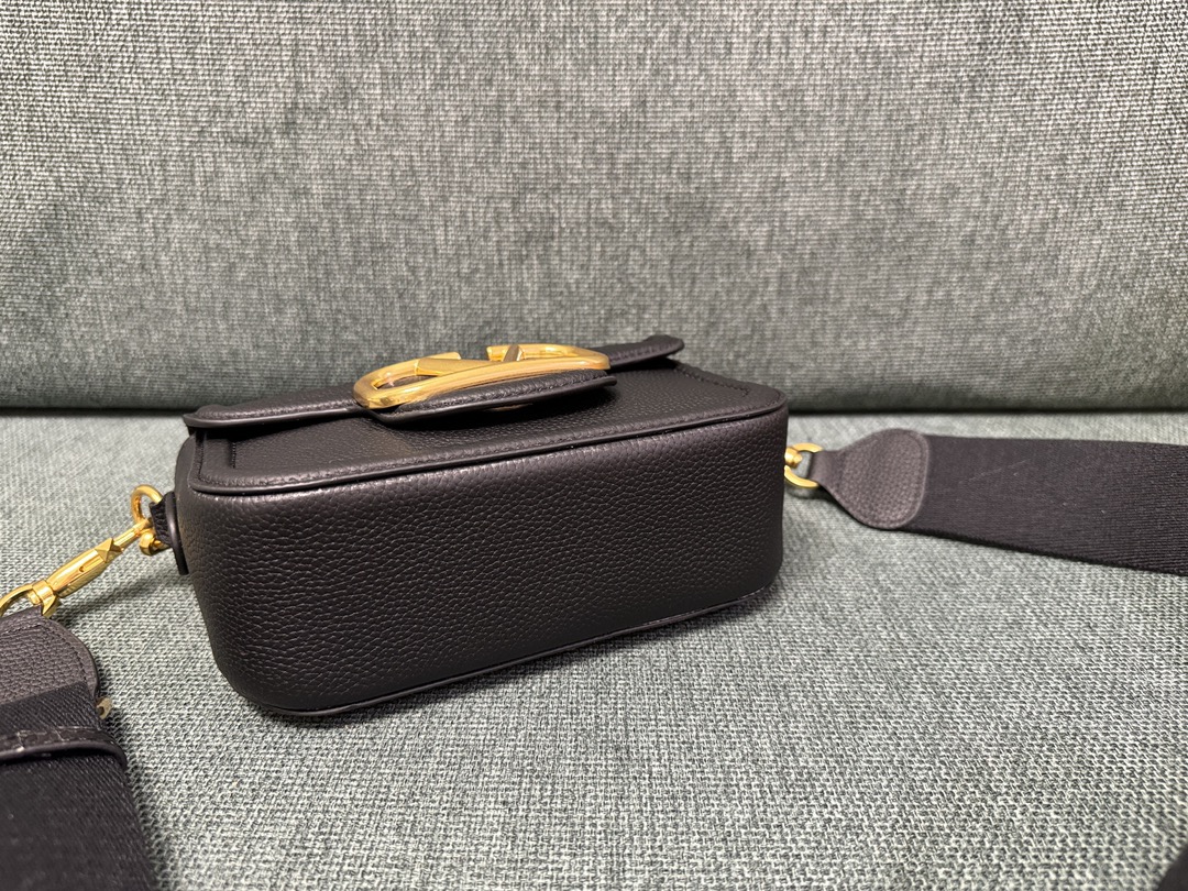 [TOP] VALENTINO Garavani Loco Bag Calfskin Handbag 23.5x 18x8cm - 4 Colour