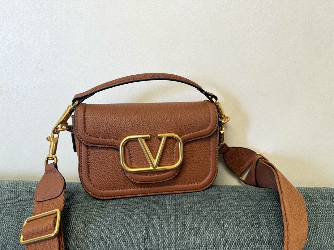 [TOP] VALENTINO Garavani Loco Bag Calfskin Handbag 23.5x 18x8cm - 4 Colour