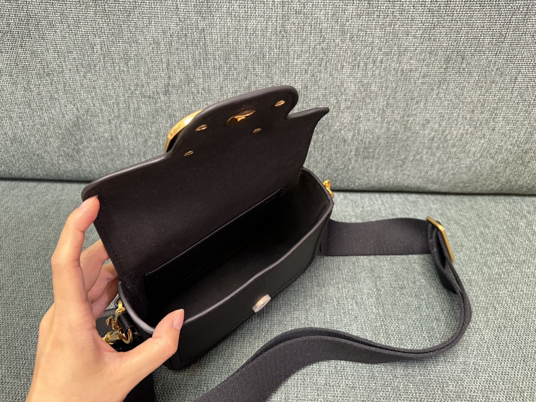 [TOP] VALENTINO Garavani Loco Bag Calfskin Handbag 23.5x 18x8cm - 4 Colour