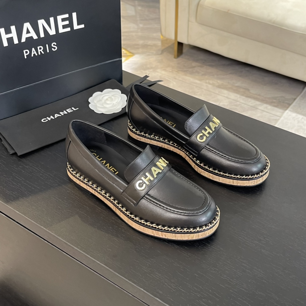 [TOP] CHANEL Loafers with Chain and Letters - 4 Color