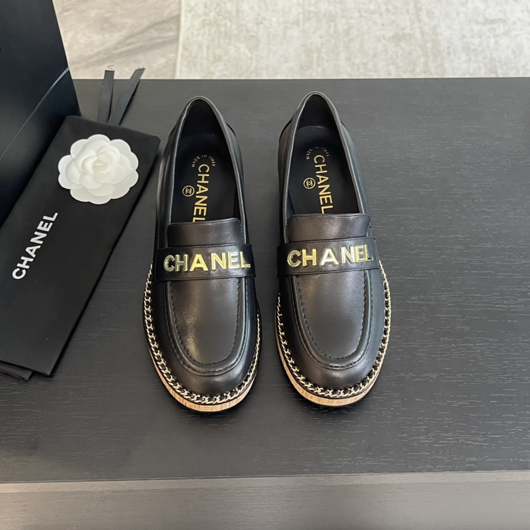 [TOP] CHANEL Loafers with Chain and Letters - 4 Color