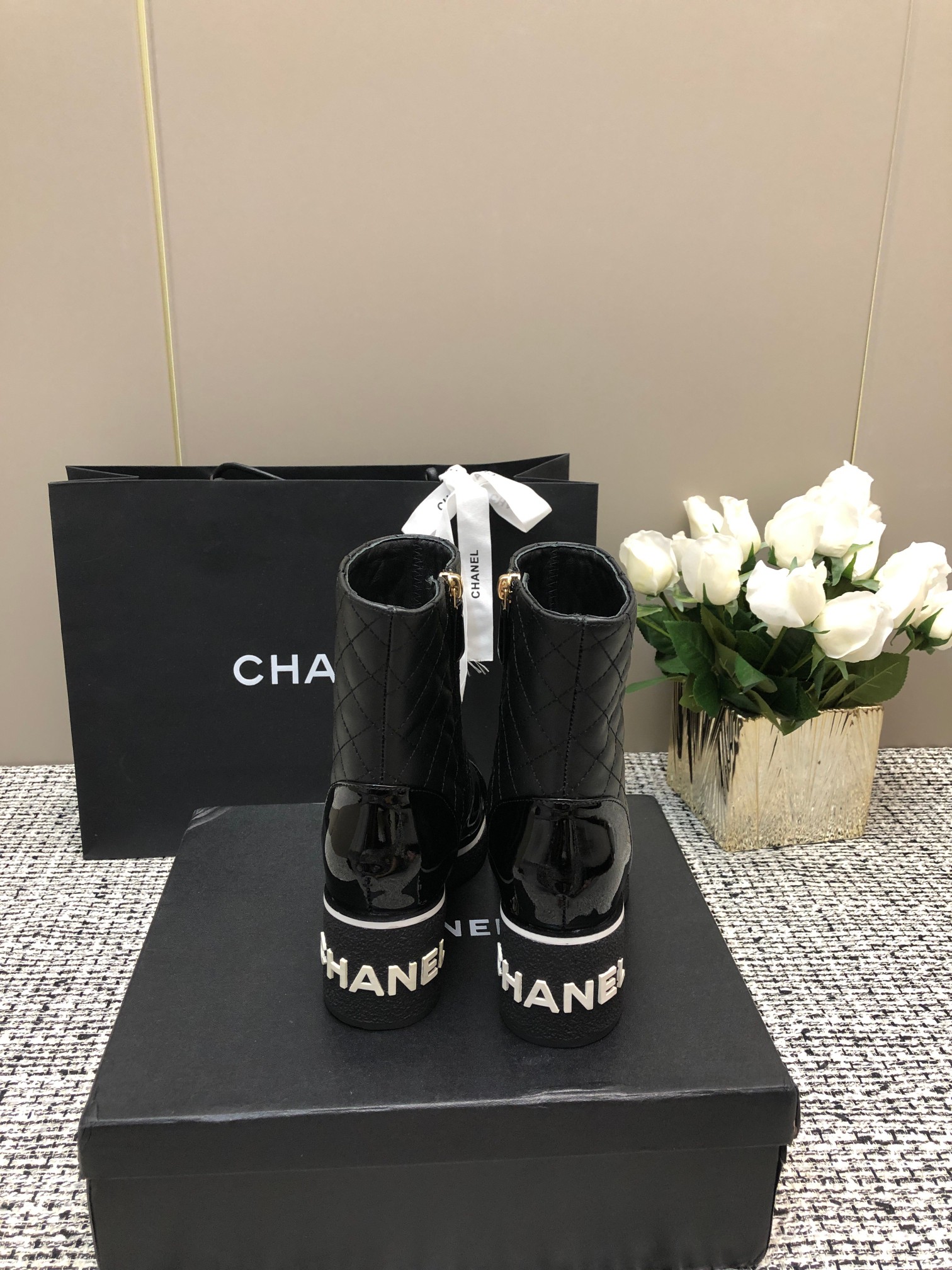 [TOP] CHANEL CC Boots - Black & White