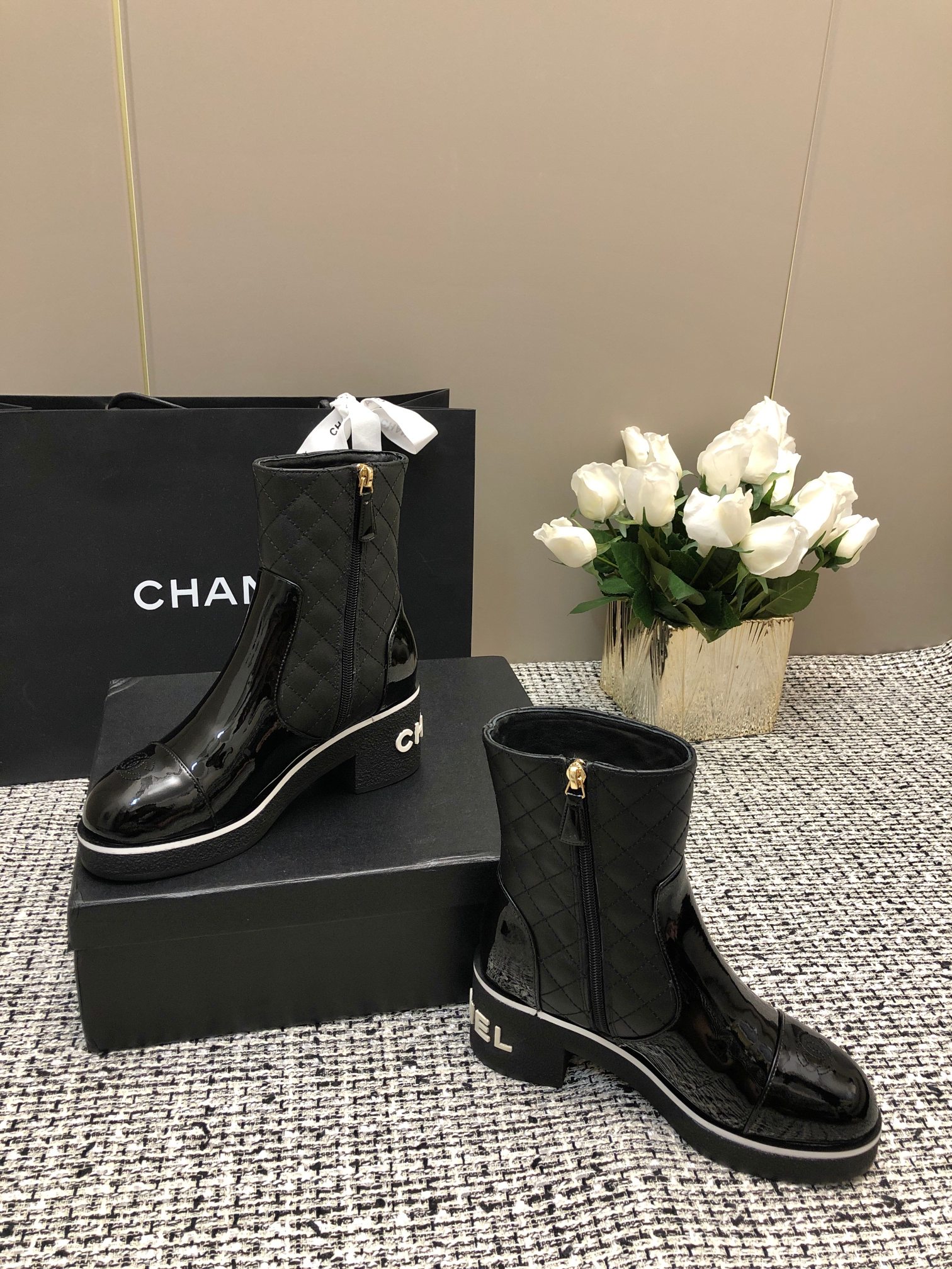 [TOP] CHANEL CC Boots - Black & White