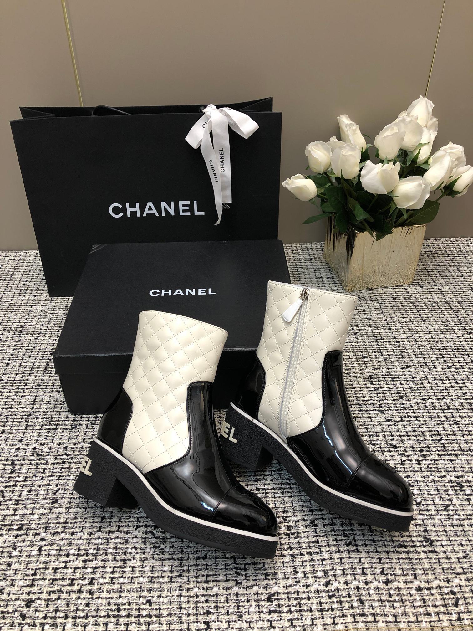 [TOP] CHANEL CC Boots - Black & White