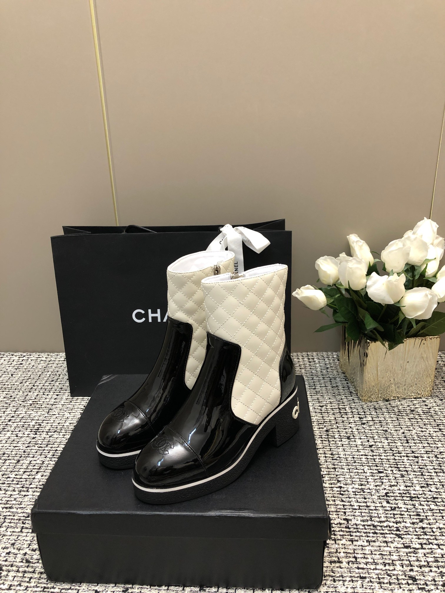 [TOP] CHANEL CC Boots - Black & White