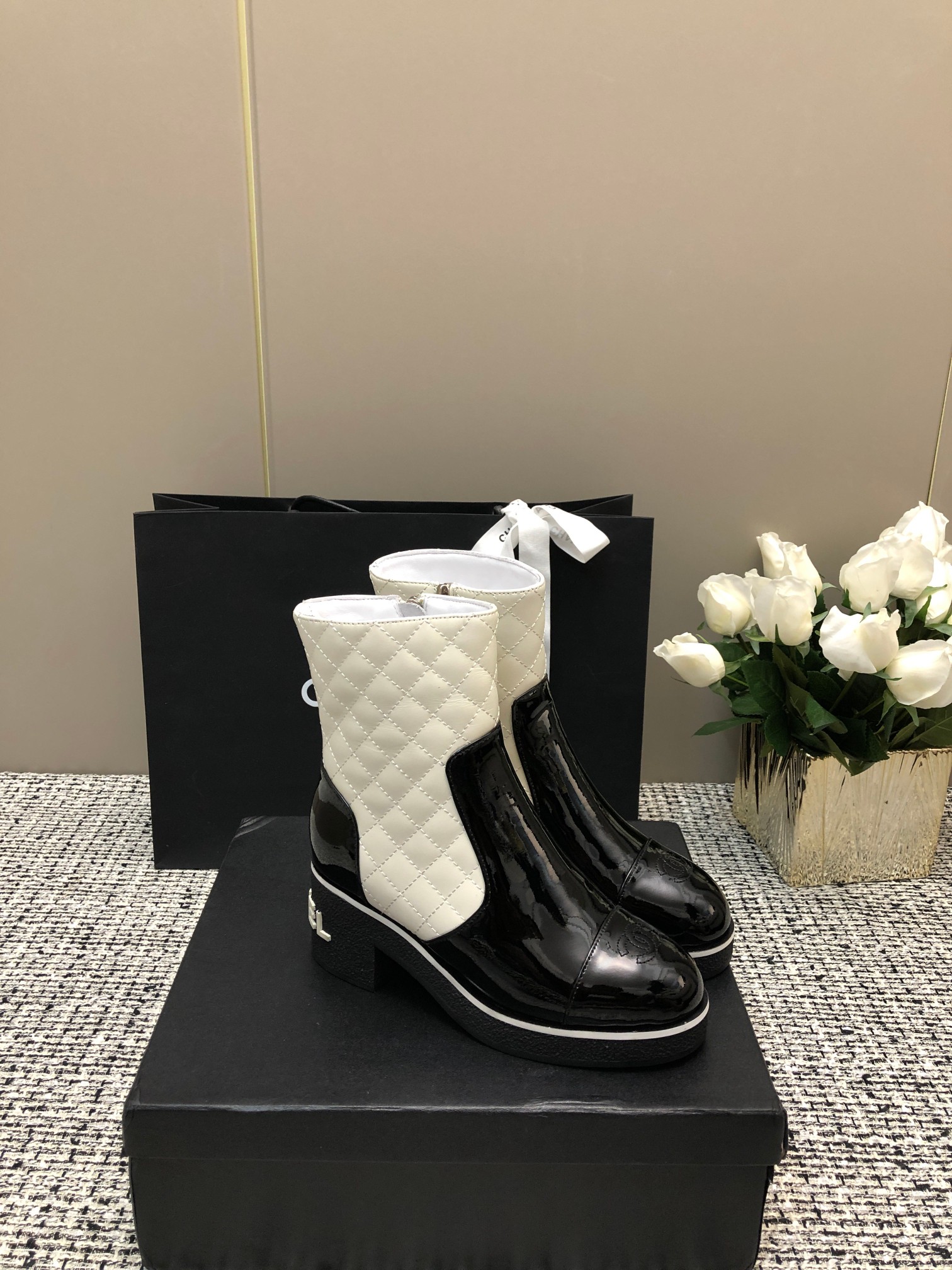 [TOP] CHANEL CC Boots - Black & White