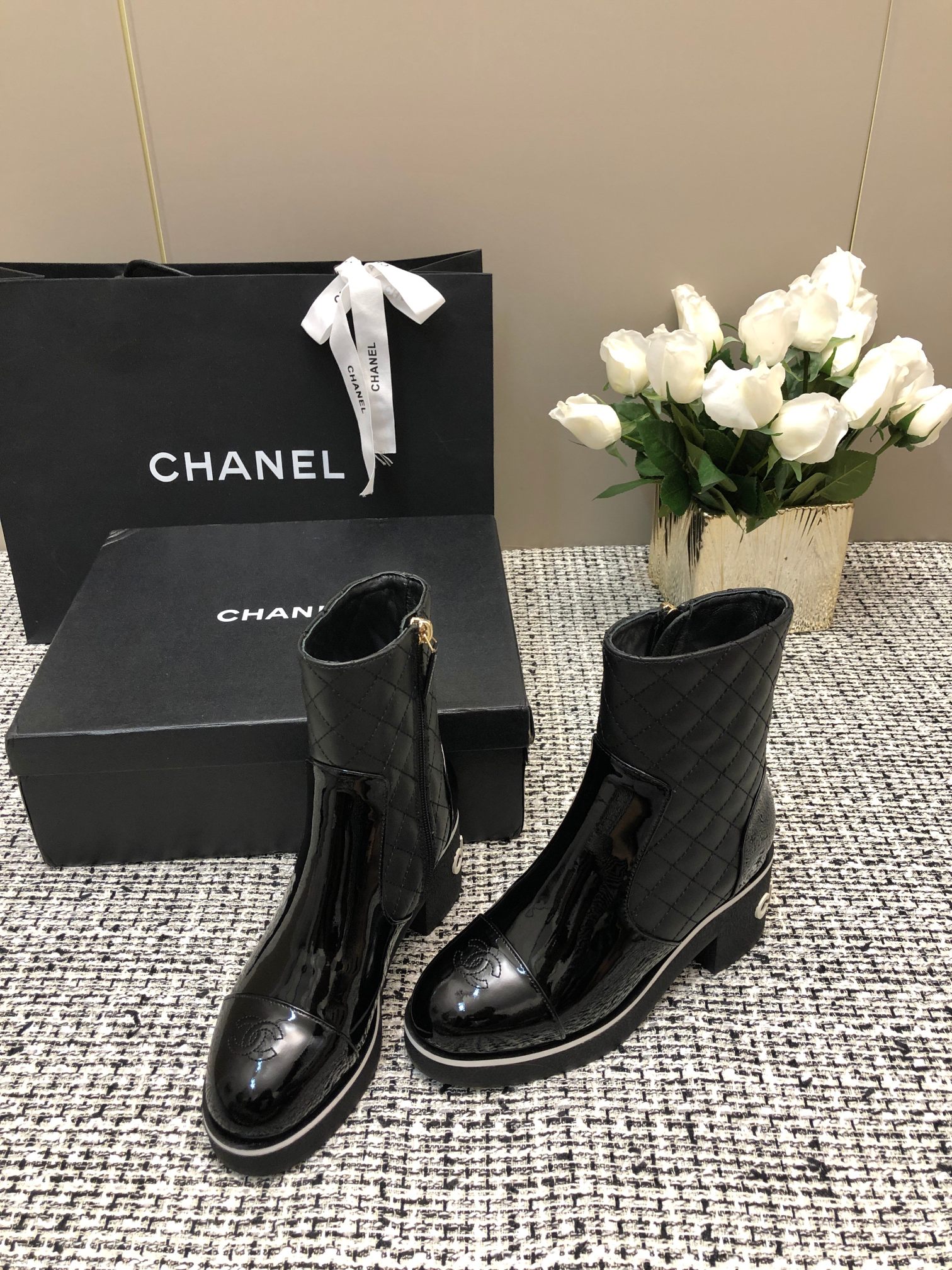 [TOP] CHANEL CC Boots - Black & White