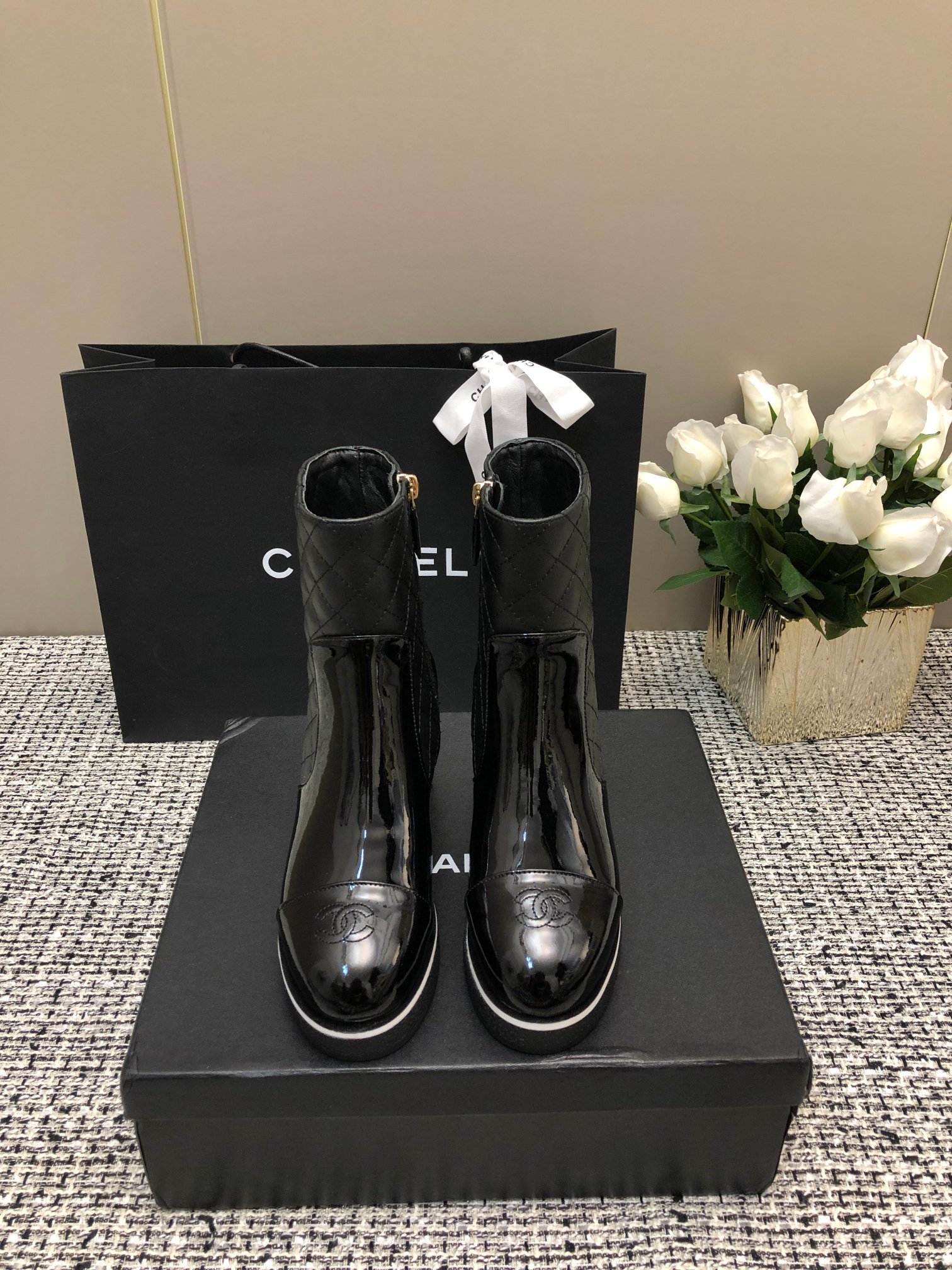 [TOP] CHANEL CC Boots - Black & White