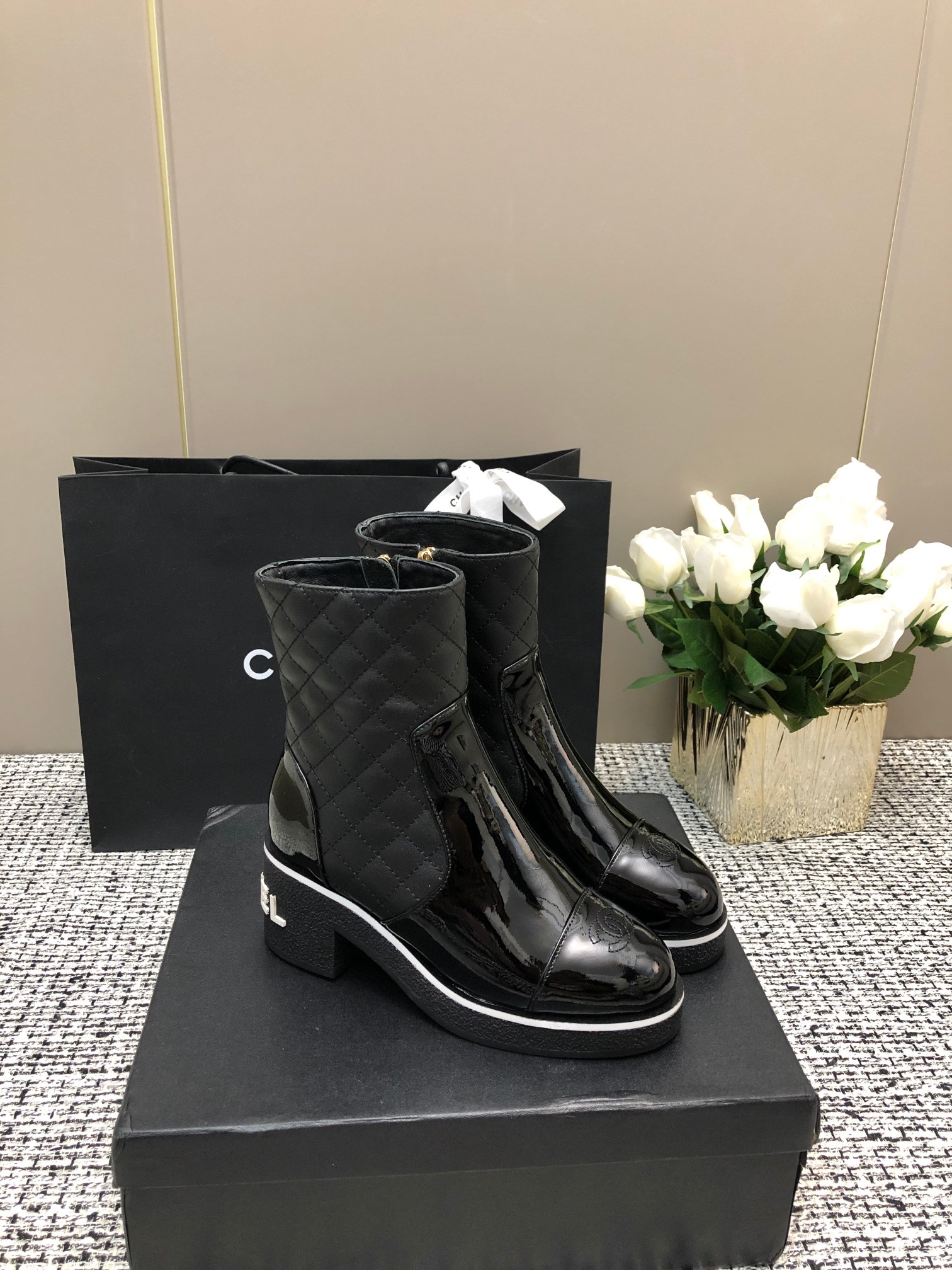 [TOP] CHANEL CC Boots - Black & White