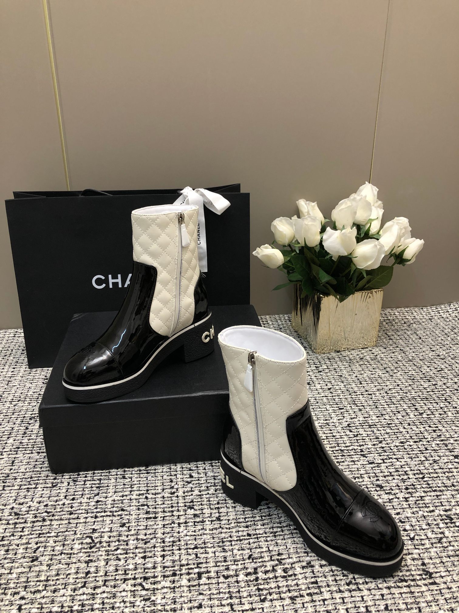 [TOP] CHANEL CC Boots - Black & White