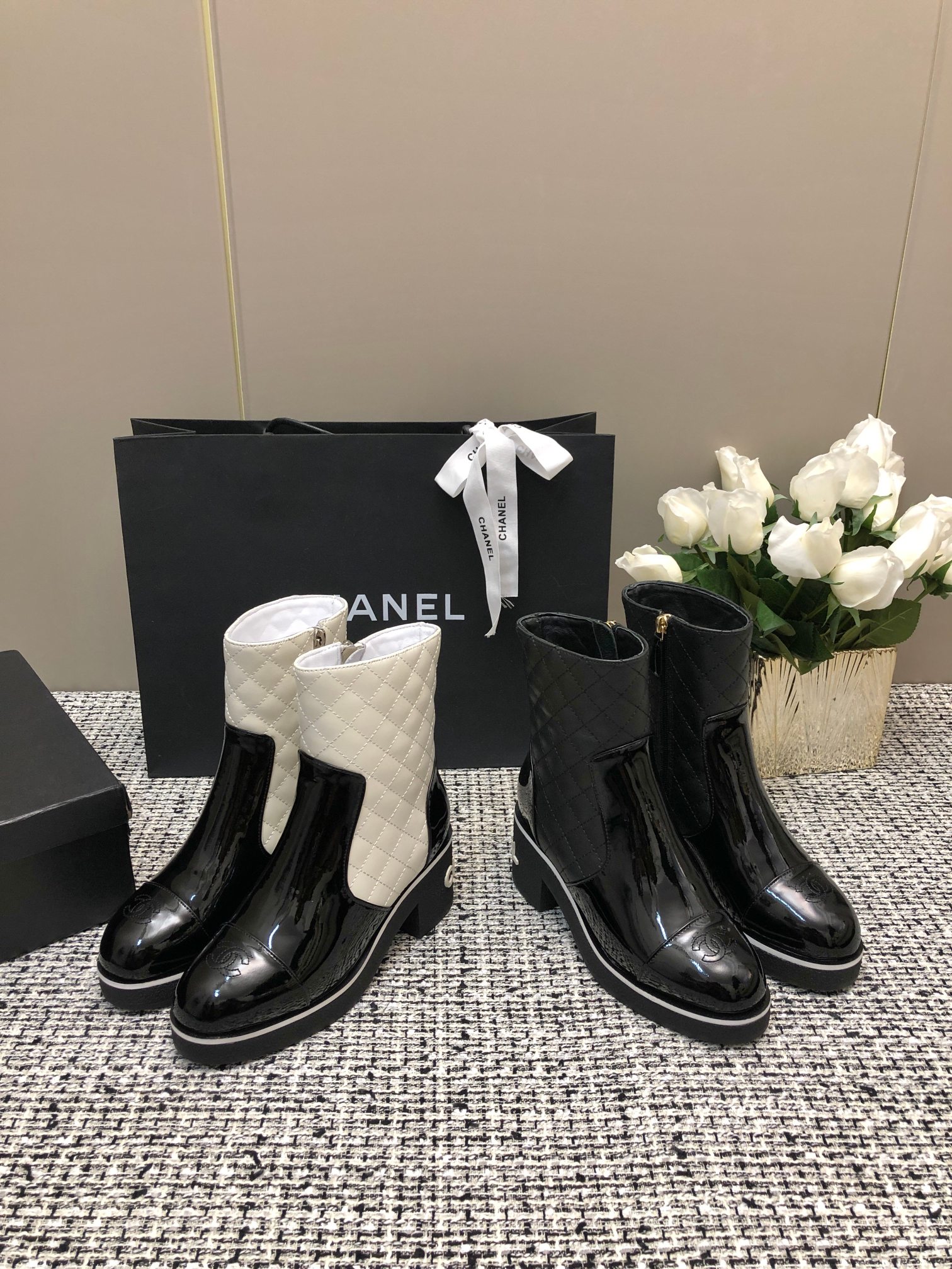 [TOP] CHANEL CC Boots - Black & White