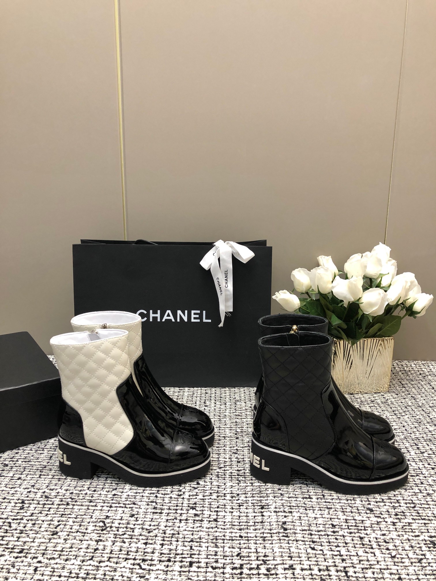 [TOP] CHANEL CC Boots - Black & White