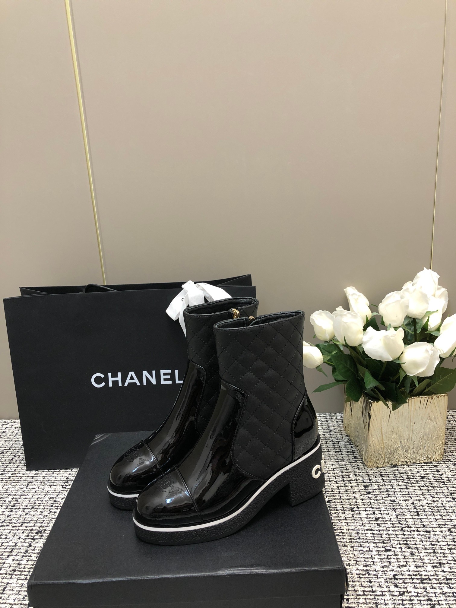 [TOP] CHANEL CC Boots - Black & White